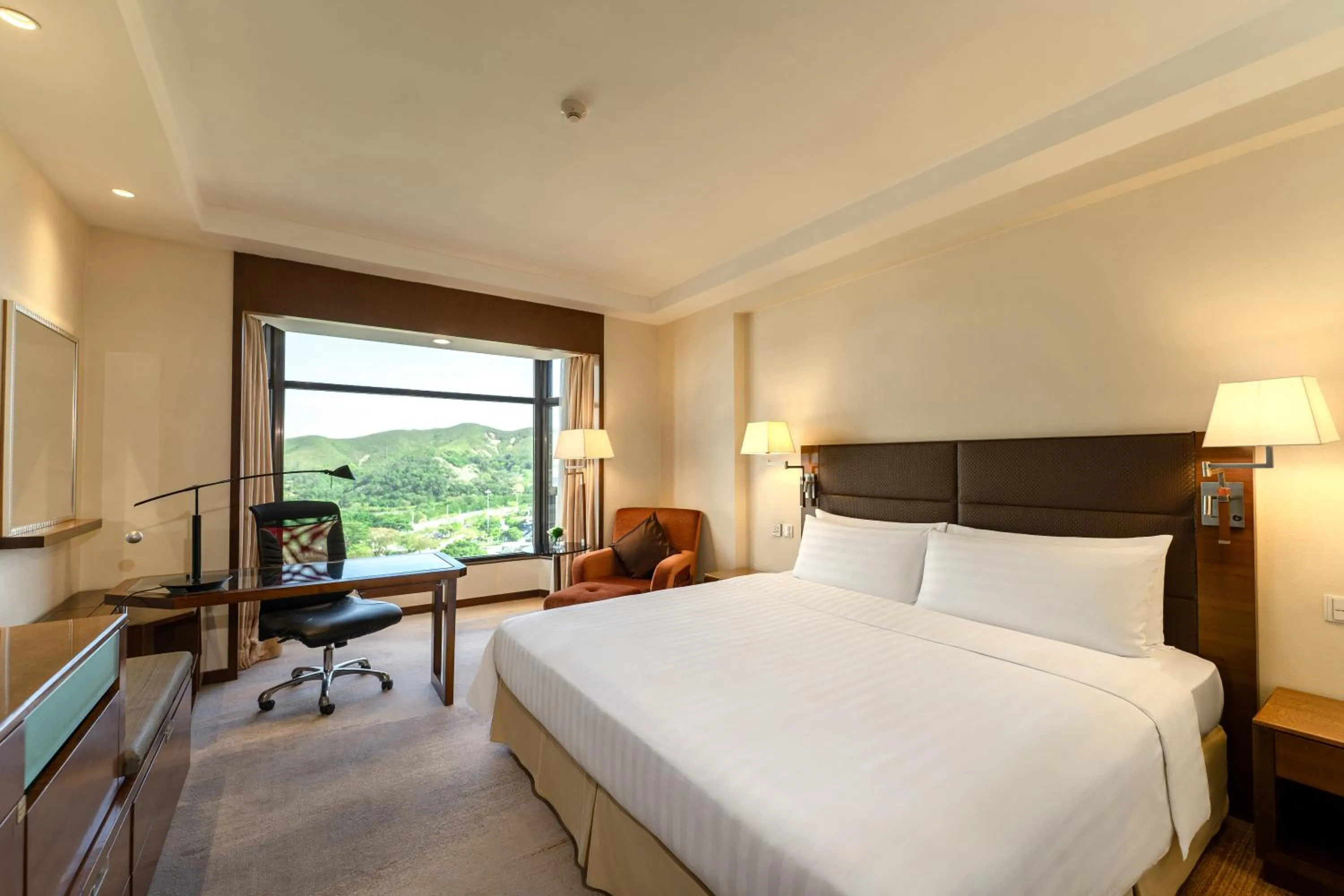 Bed in Shangri-La Shenzhen