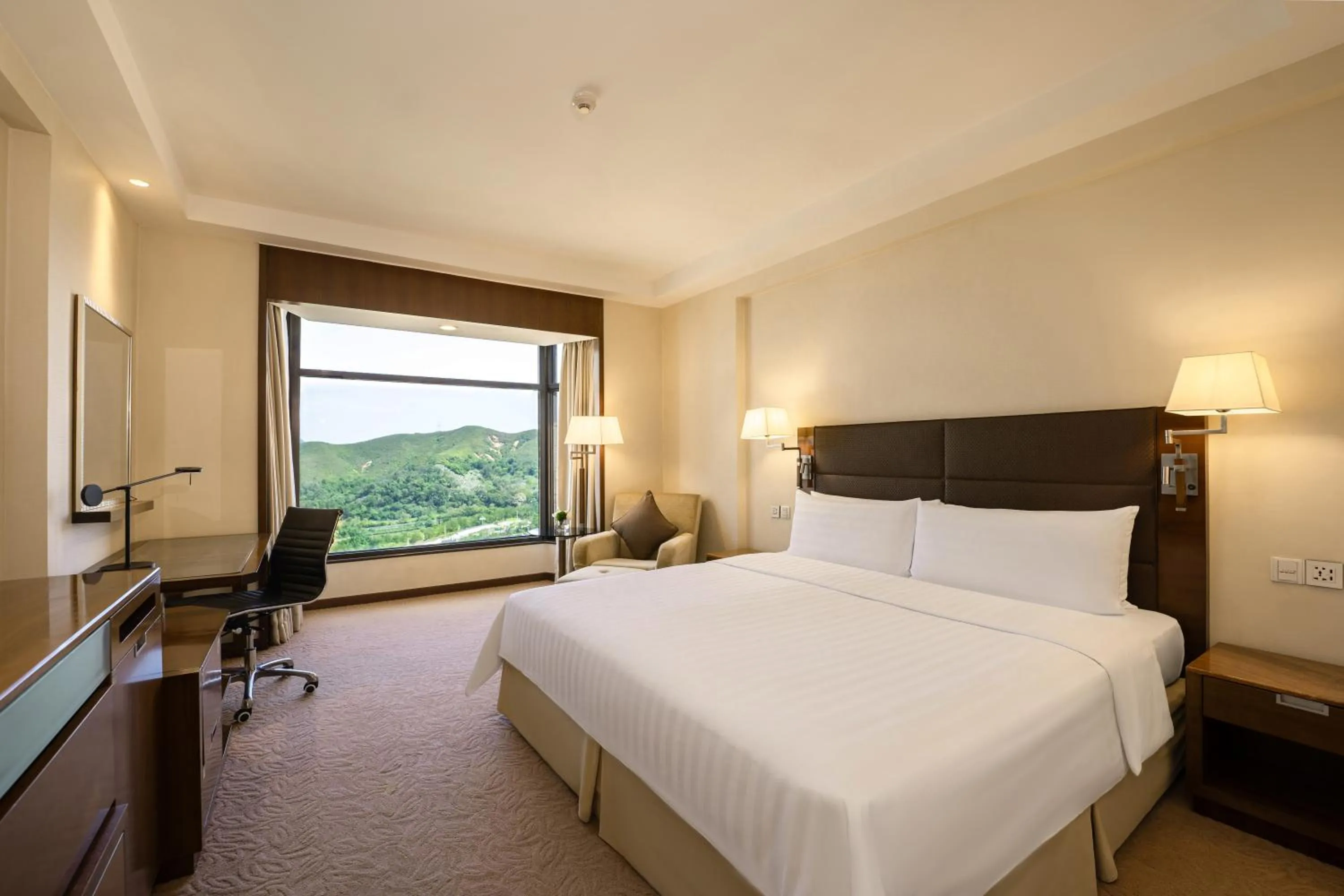 Bed in Shangri-La Shenzhen