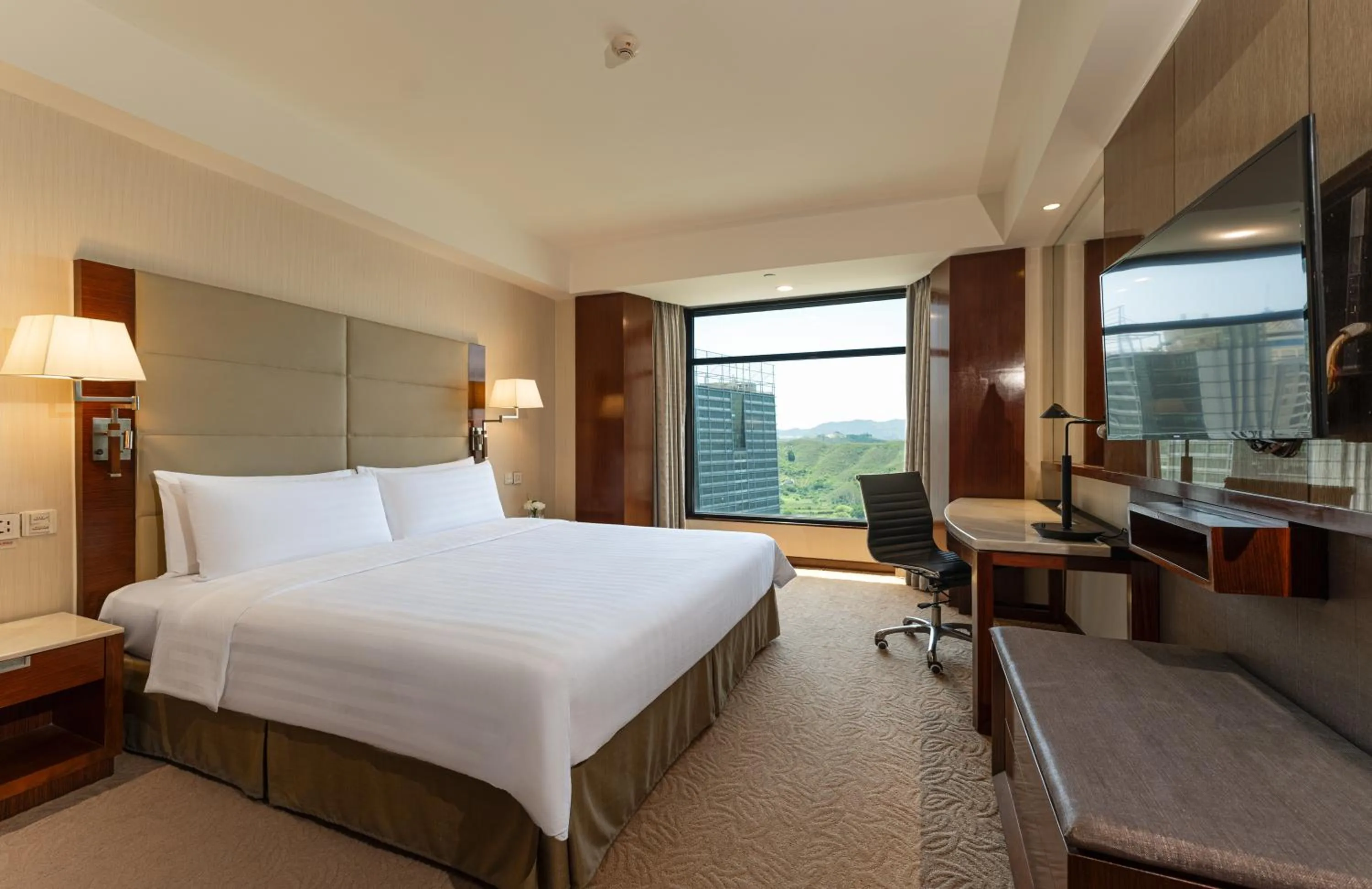 Bed in Shangri-La Shenzhen