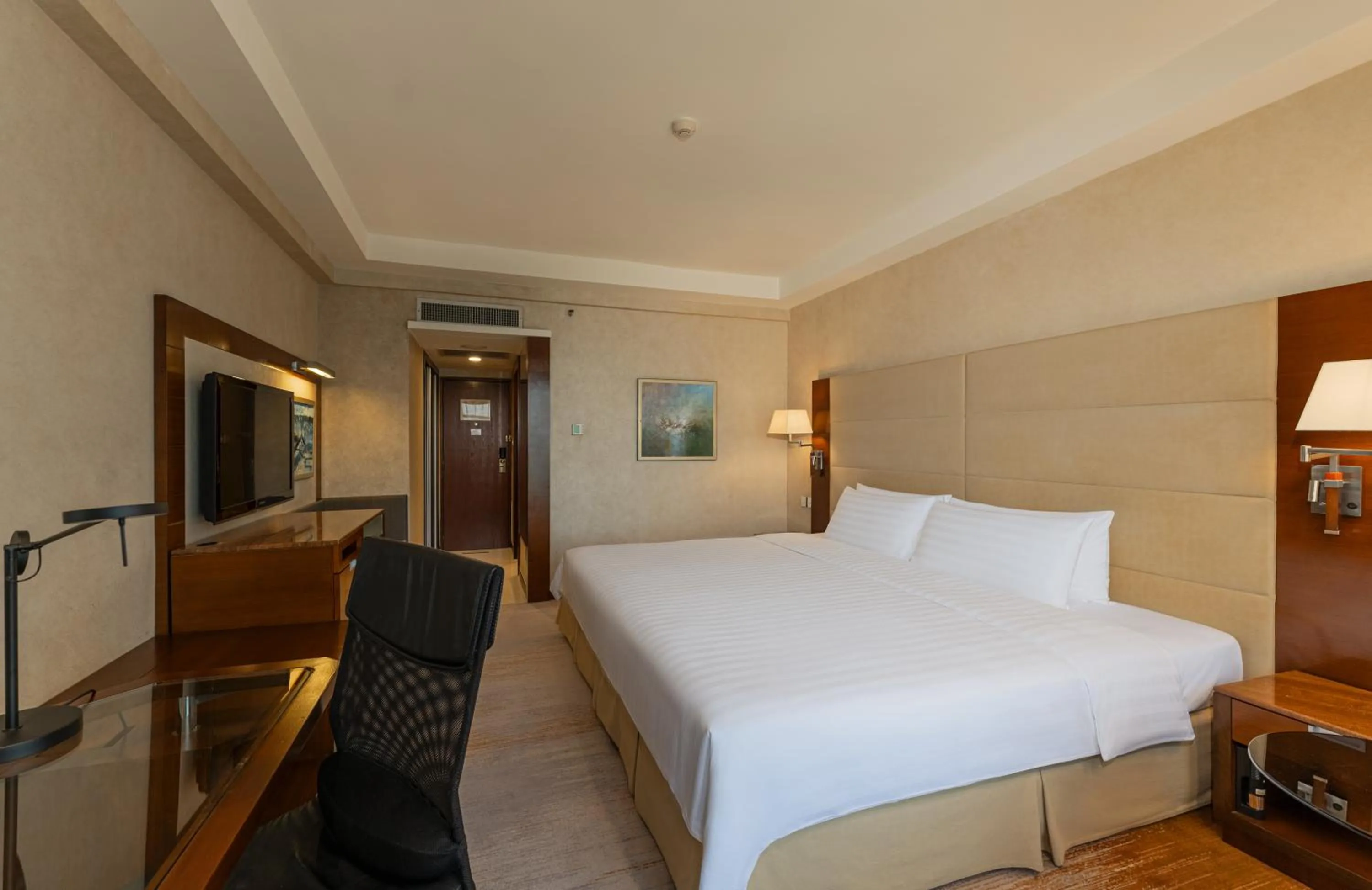 Photo of the whole room, Bed in Shangri-La Shenzhen