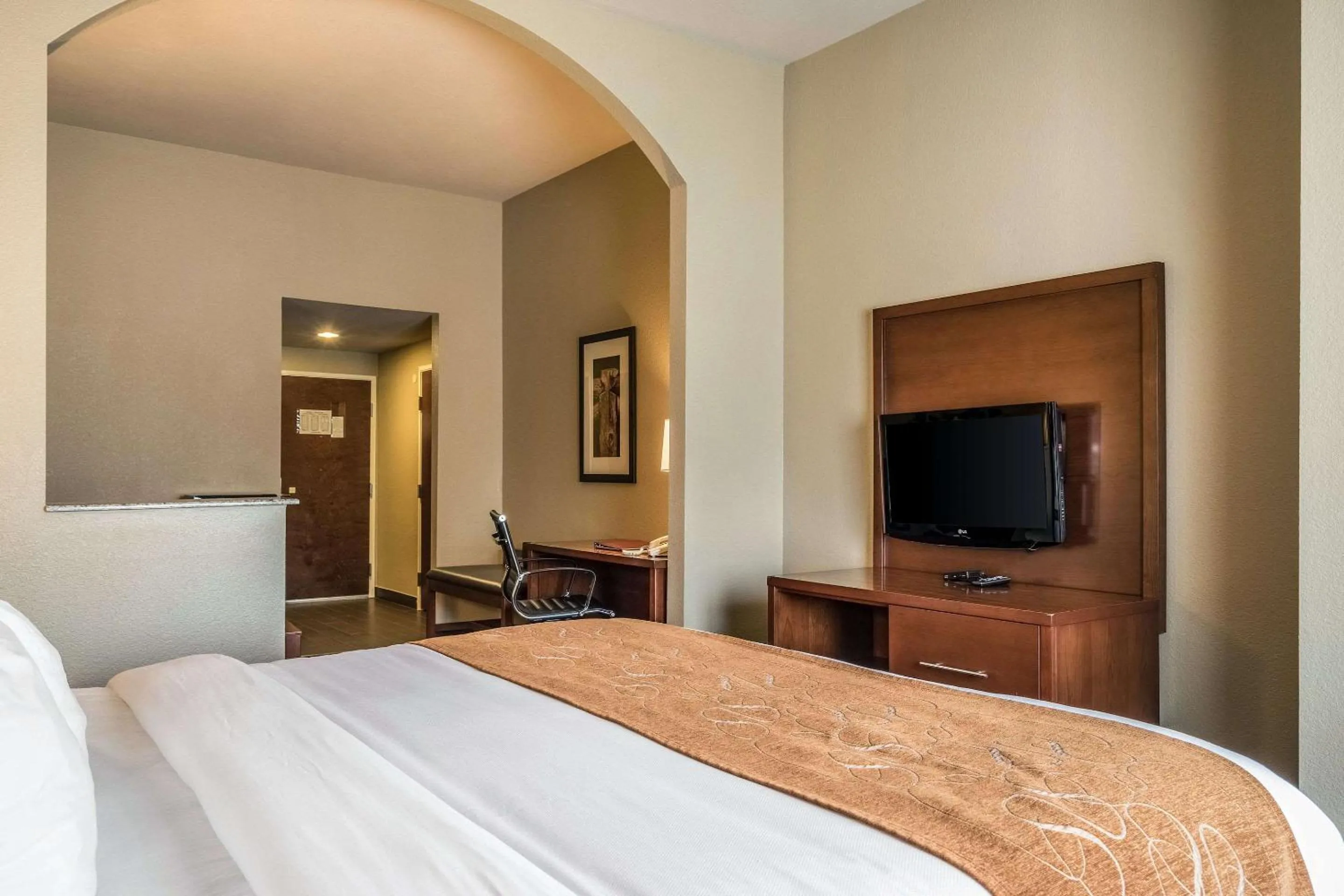 Bedroom, Bed in Comfort Suites Near Texas State University