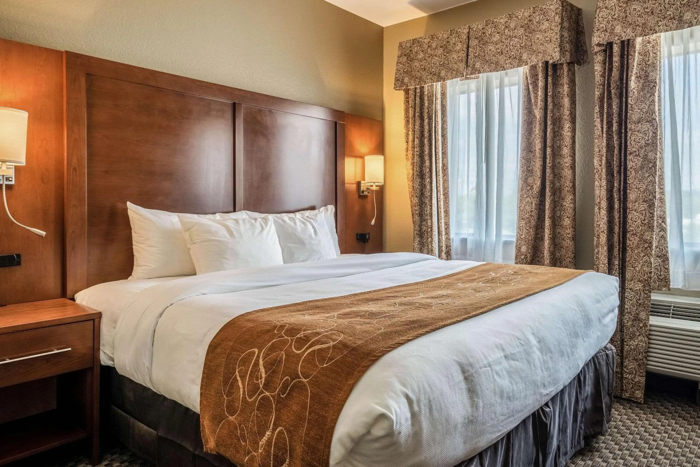 Bedroom, Bed in Comfort Suites Near Texas State University