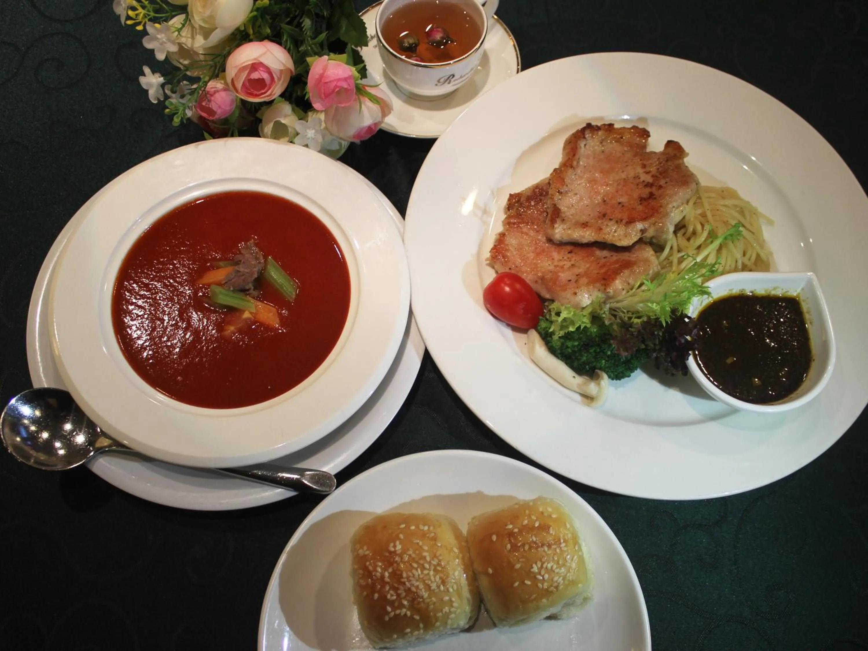 Restaurant/places to eat in Junyue Hotel