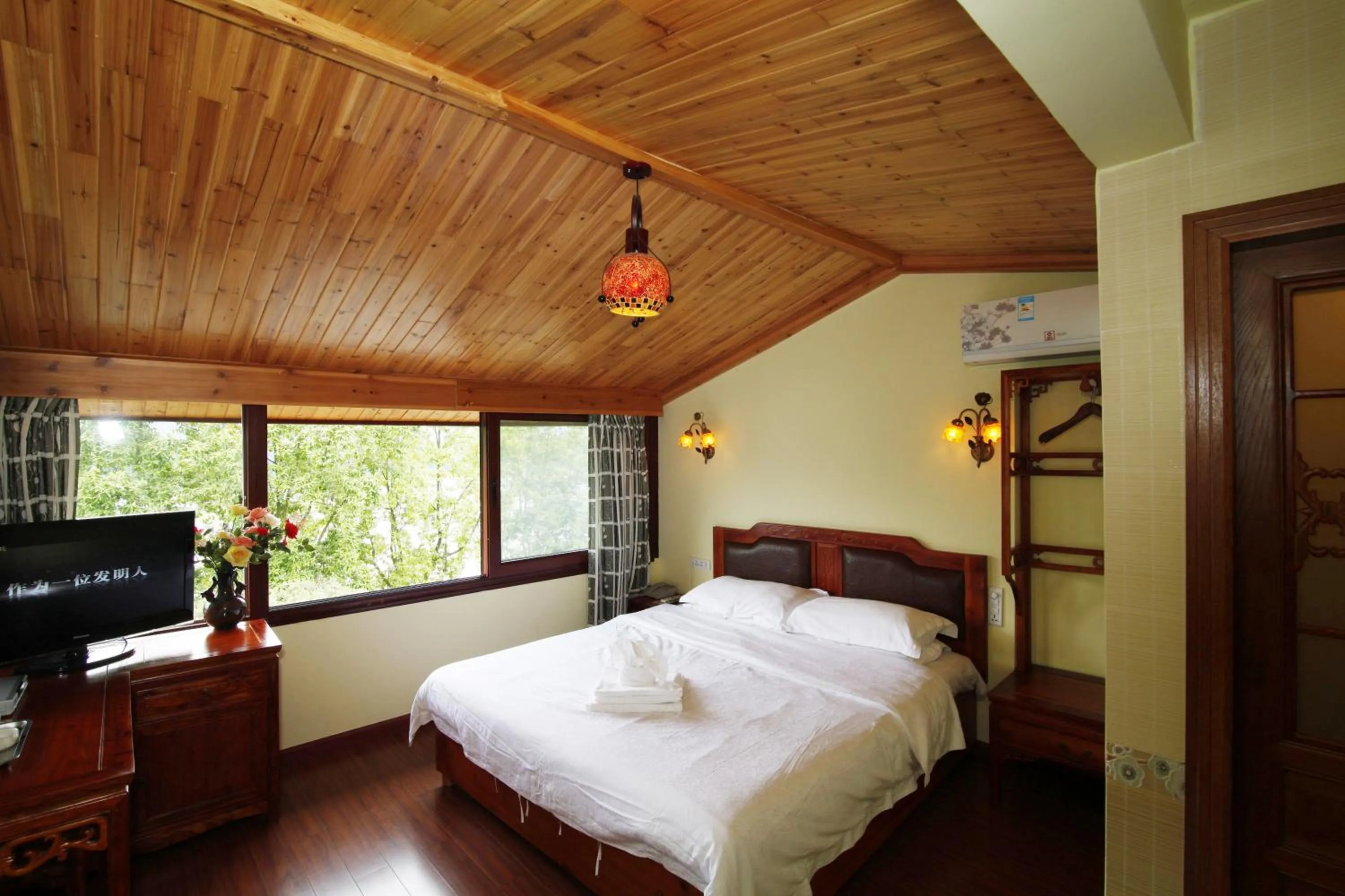 Bedroom, Bed in Yangshuo River View Hotel