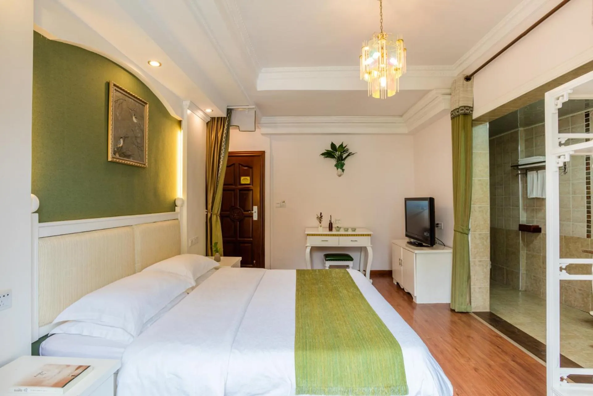 Photo of the whole room, Bed in Yangshuo River View Hotel