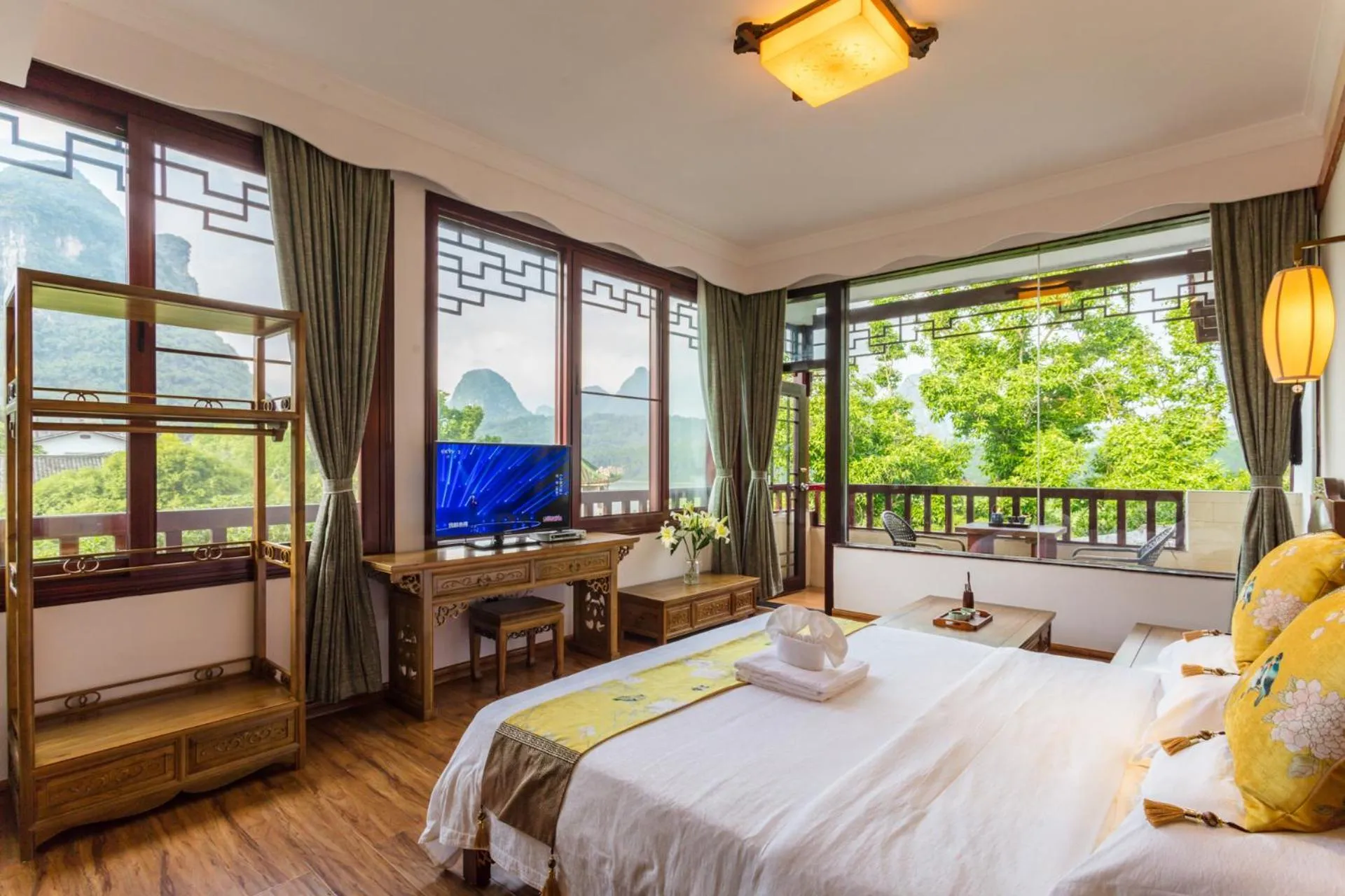 Photo of the whole room, Bed in Yangshuo River View Hotel