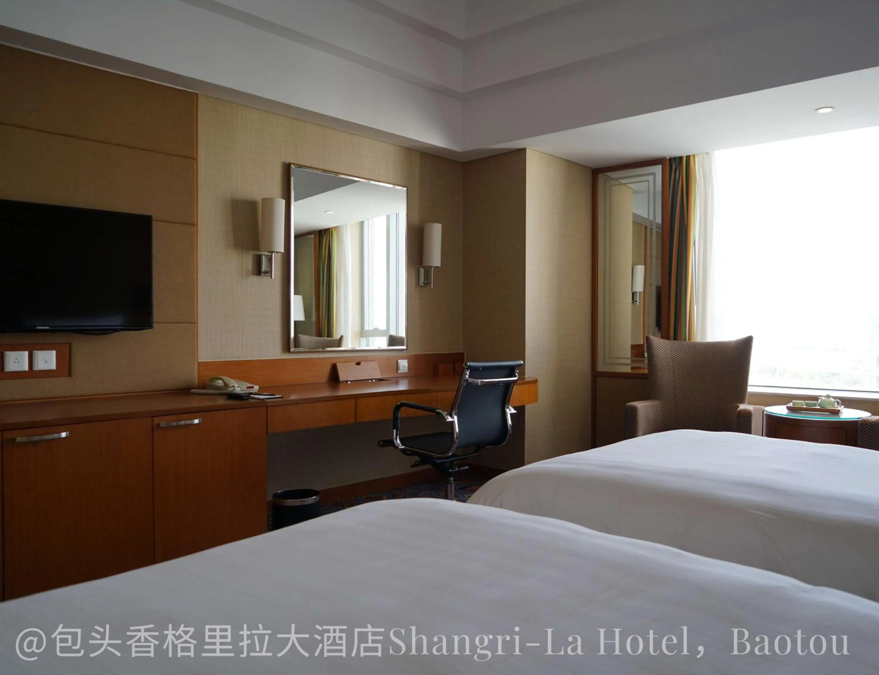 Photo of the whole room, Bed in Shangri-La Baotou