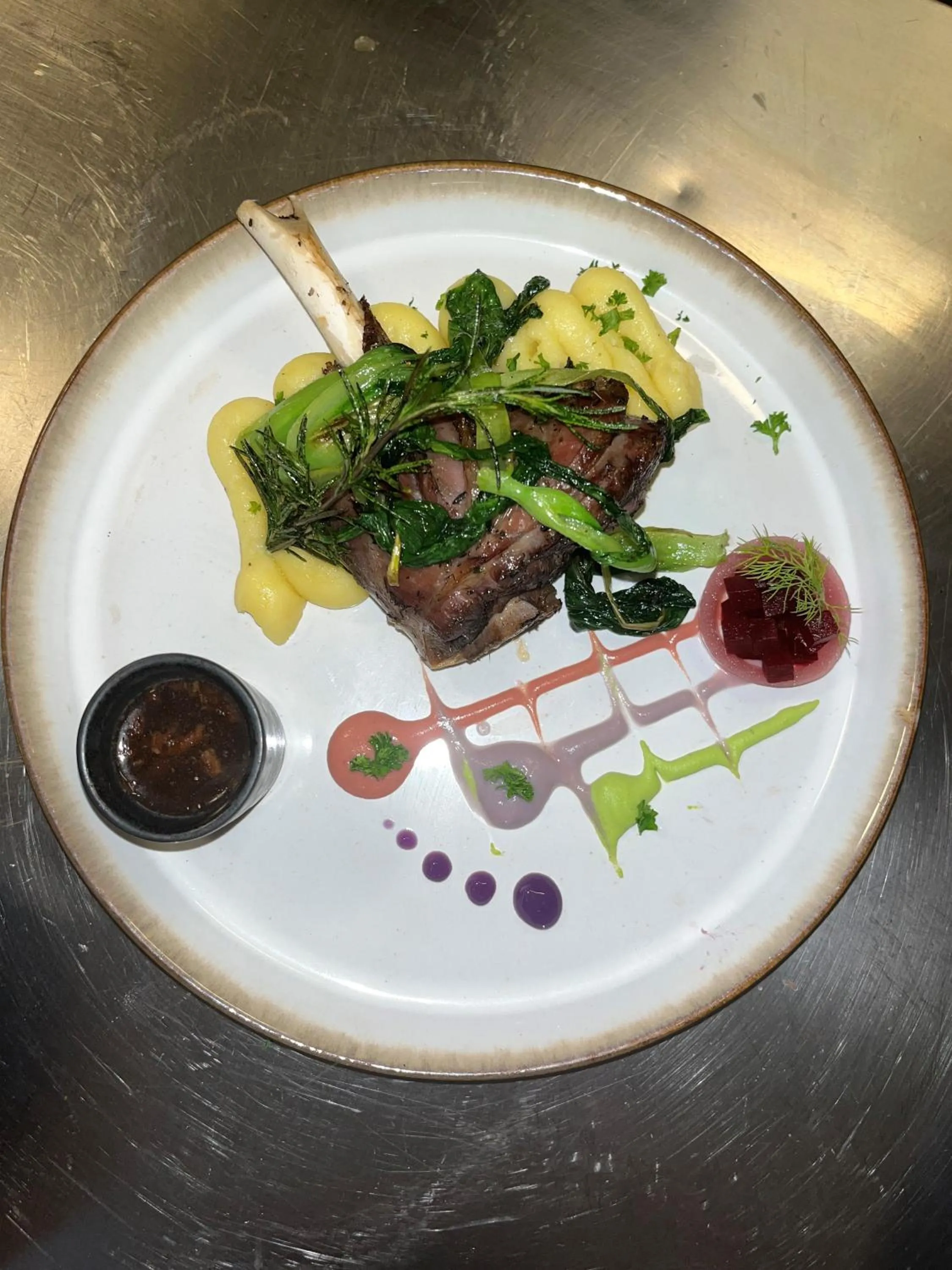 Restaurant/places to eat in Magma Hotel