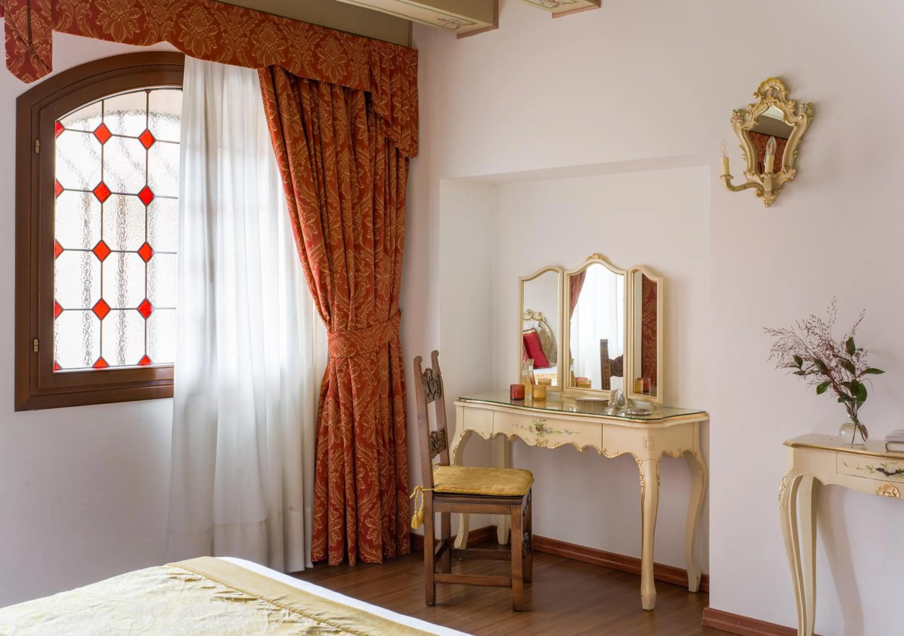 Decorative detail, Bed in Hotel La Residenza