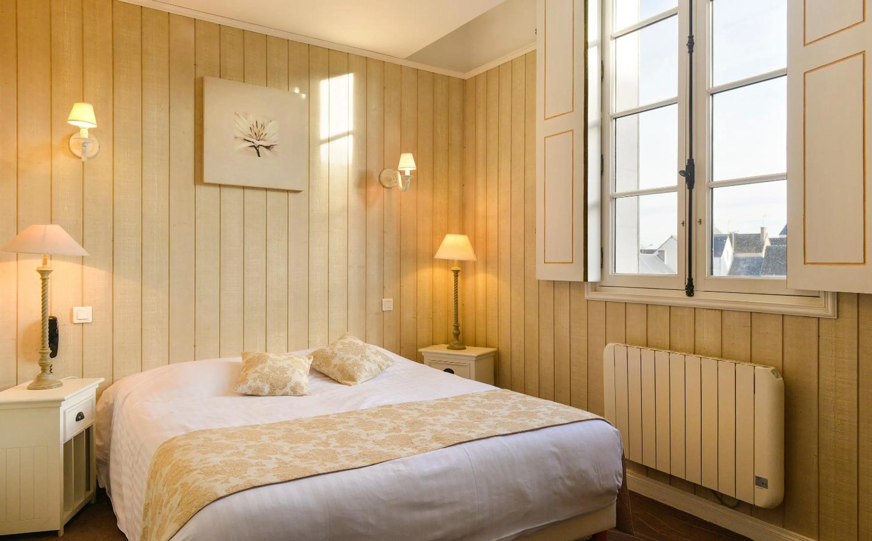 Photo of the whole room, Bed in Hôtel & Spa du Domaine des Thômeaux, The Originals Relais