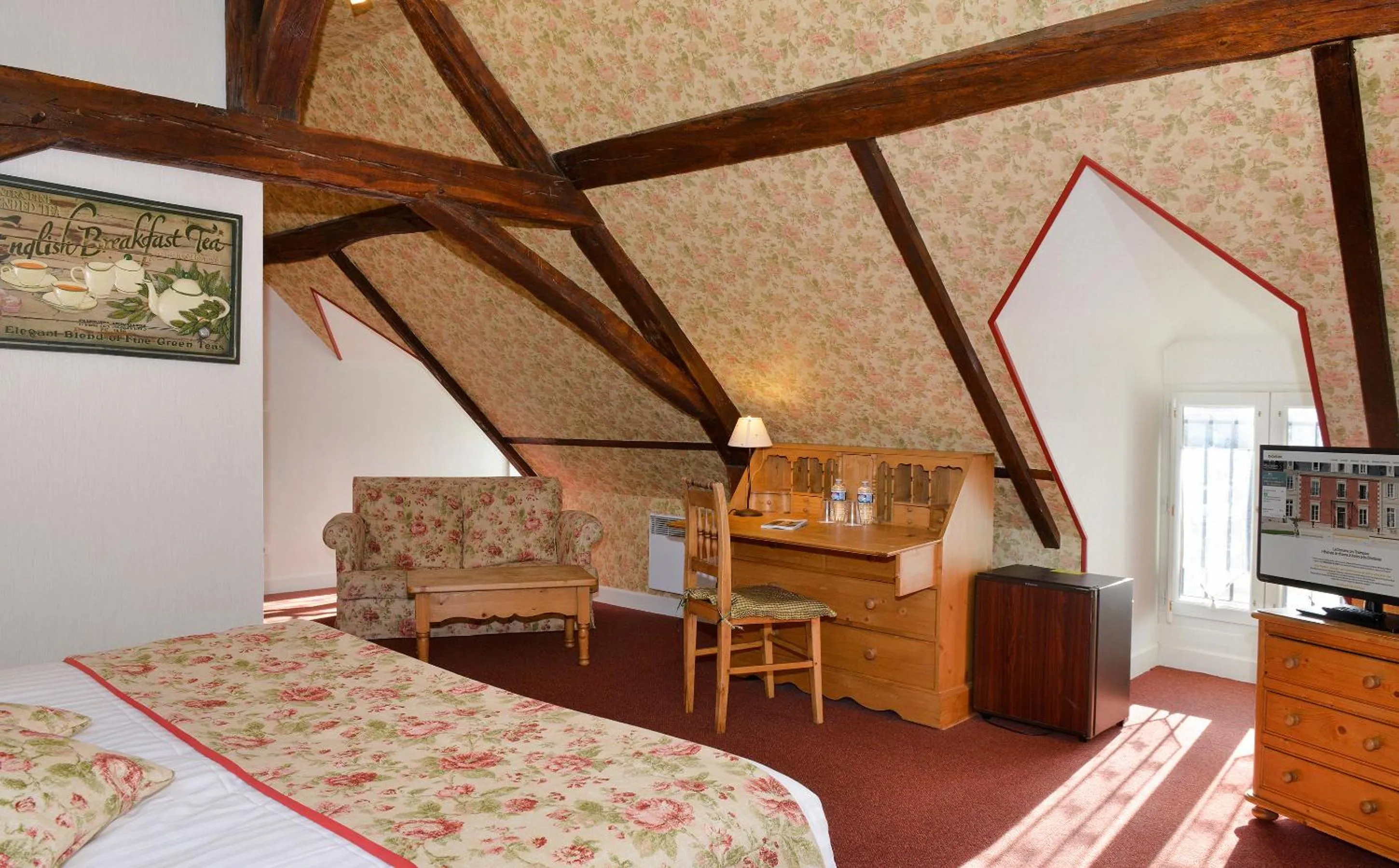 Photo of the whole room, Bed in Hôtel & Spa du Domaine des Thômeaux, The Originals Relais