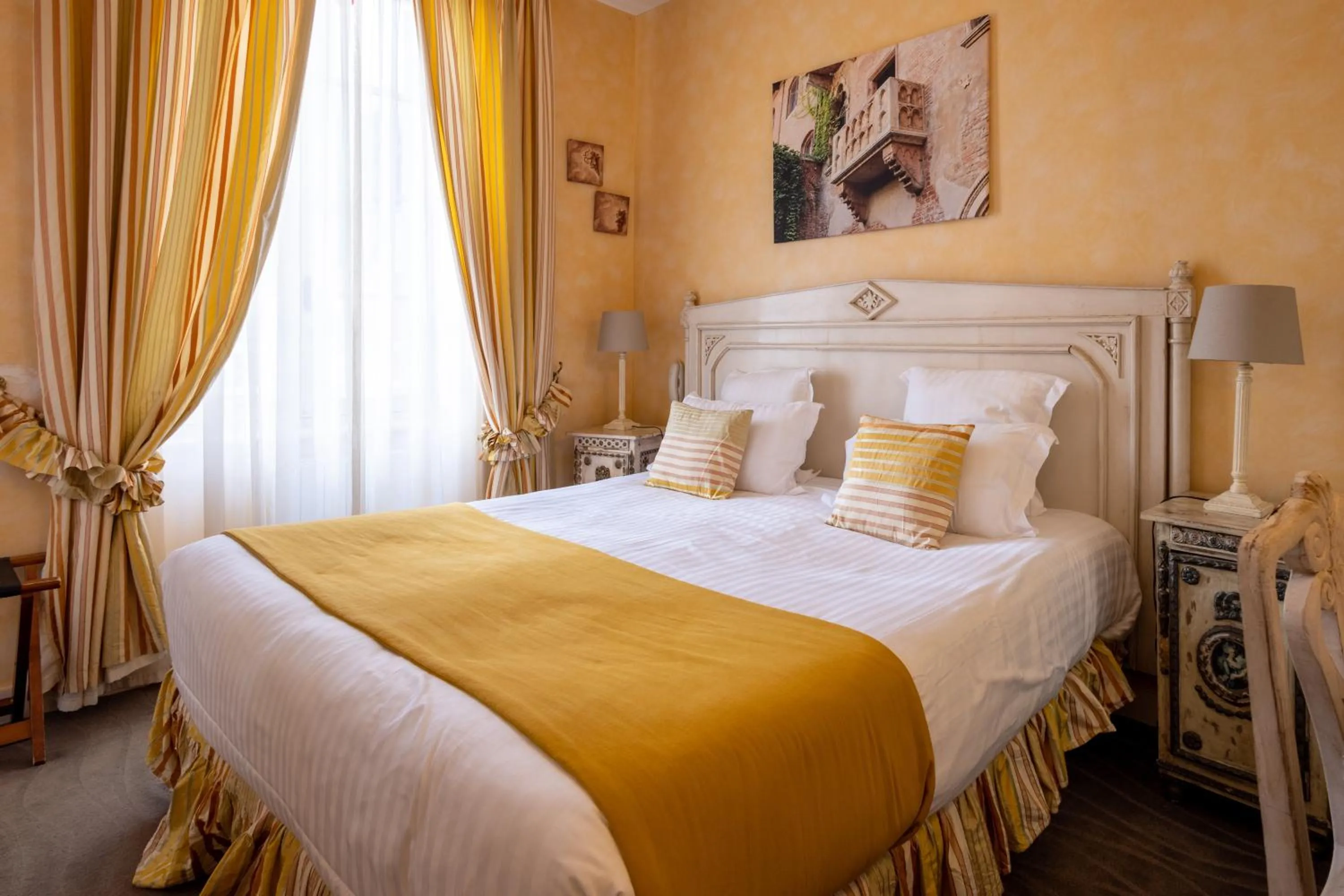 Bed in Hôtel & Spa du Domaine des Thômeaux, The Originals Relais