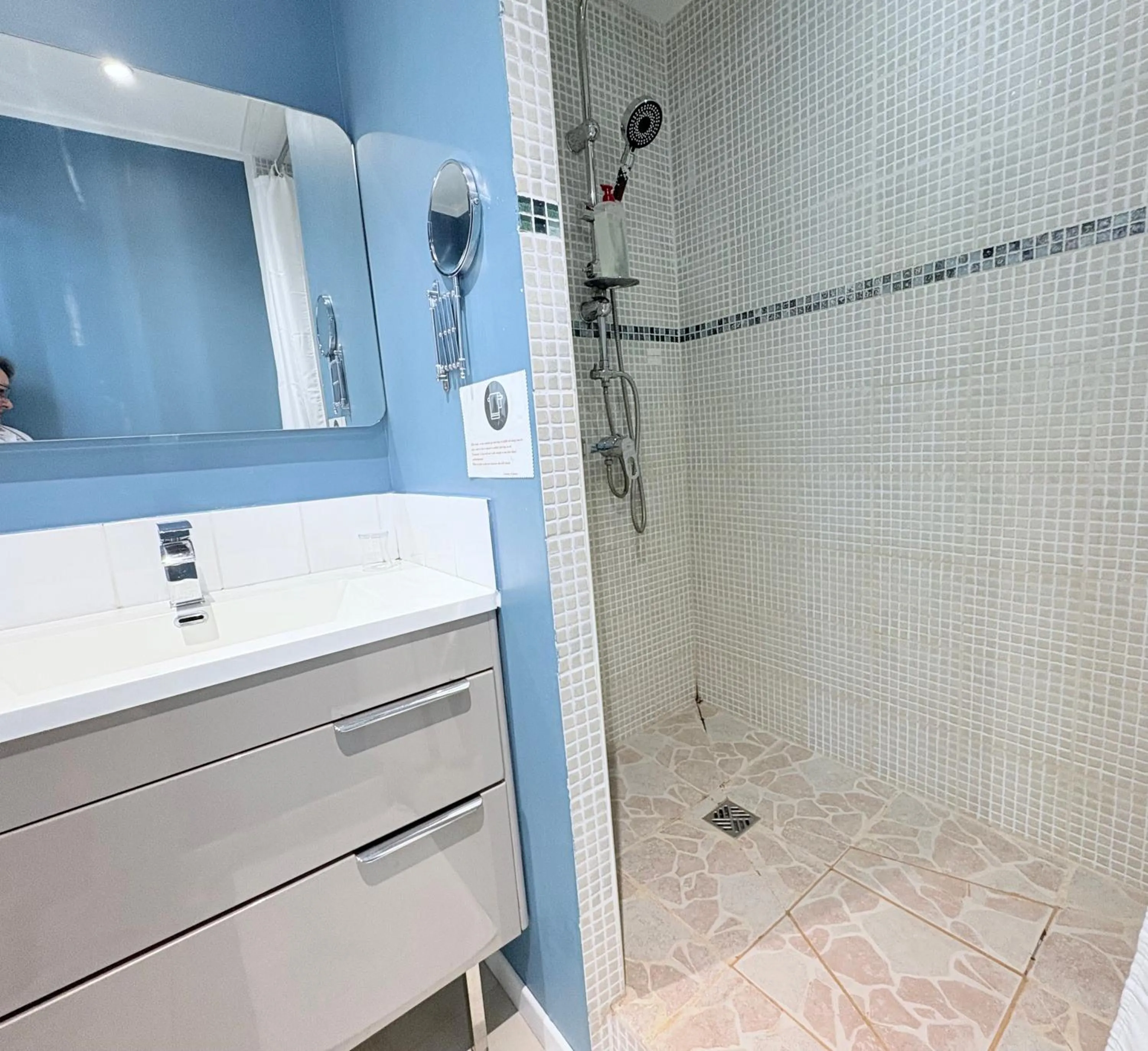 Shower in Au Richebourg Nogent