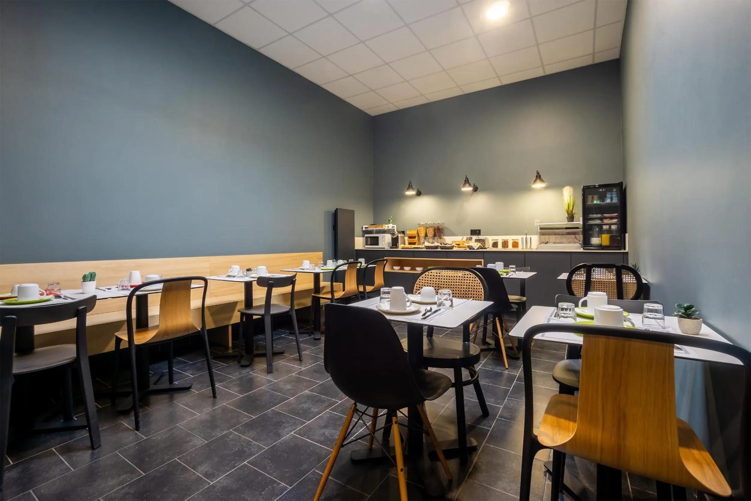 Buffet breakfast in City Résidence Ivry