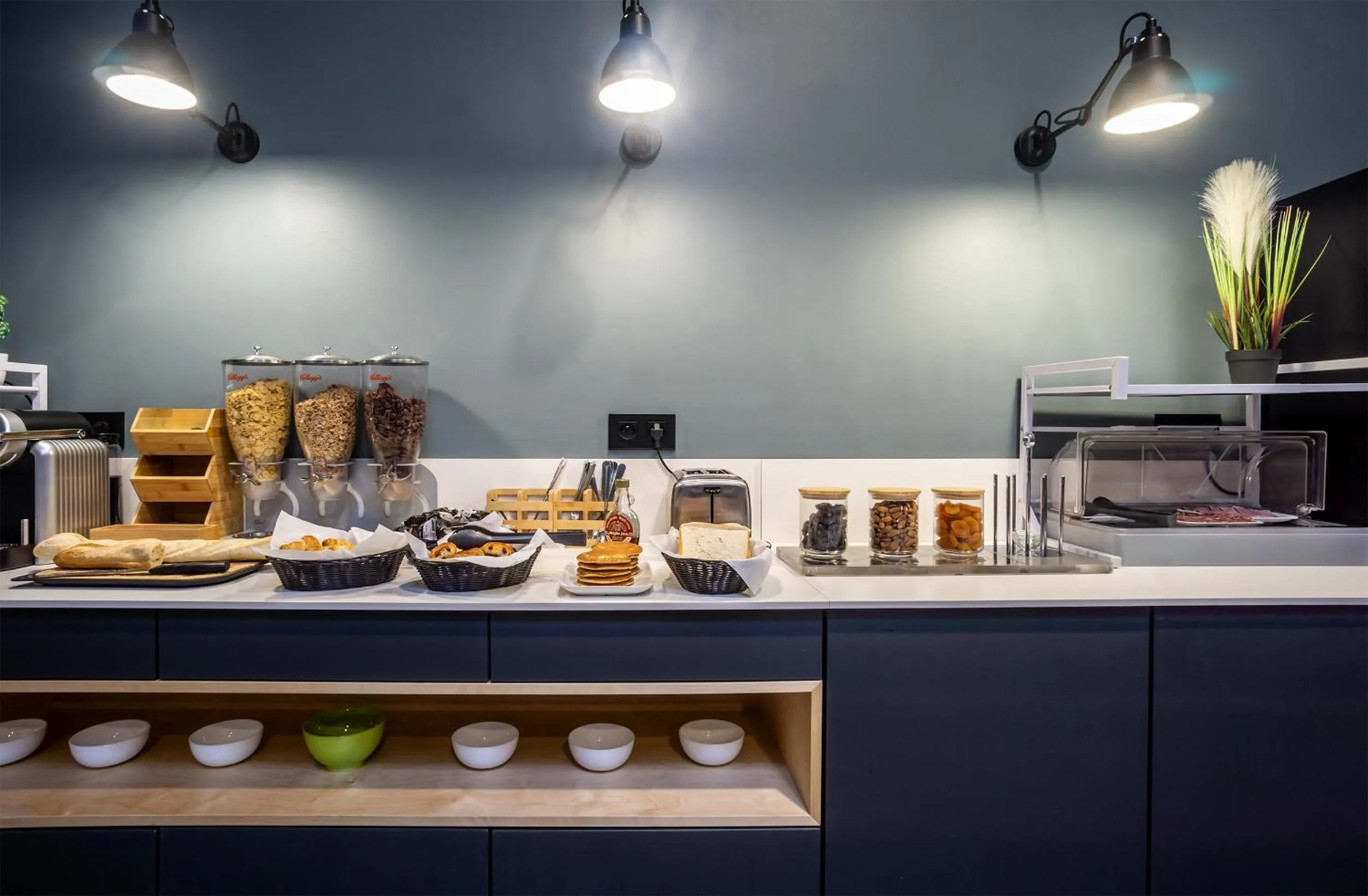 Buffet breakfast in City Résidence Ivry