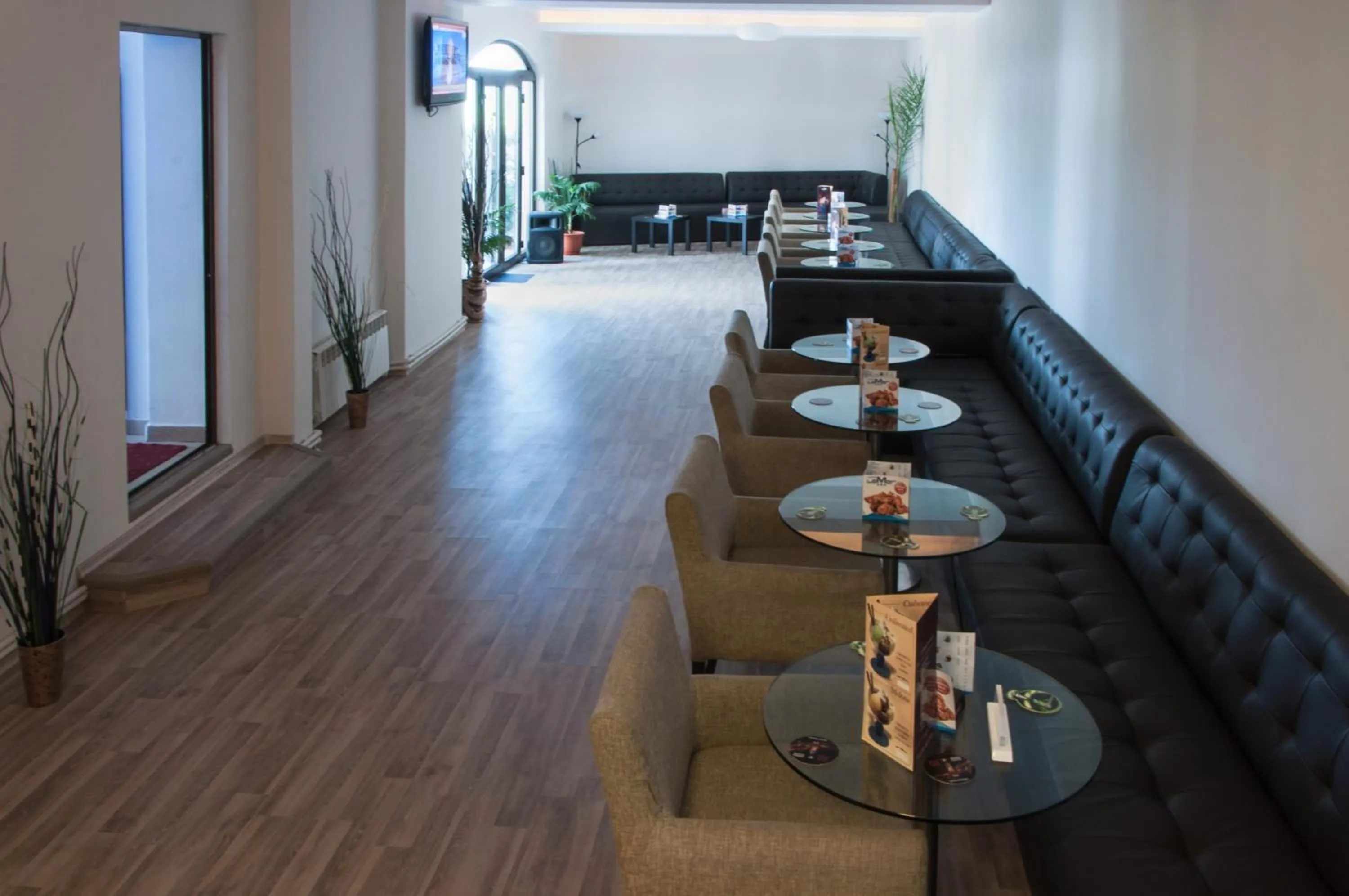 Restaurant/places to eat in Vila La Mer