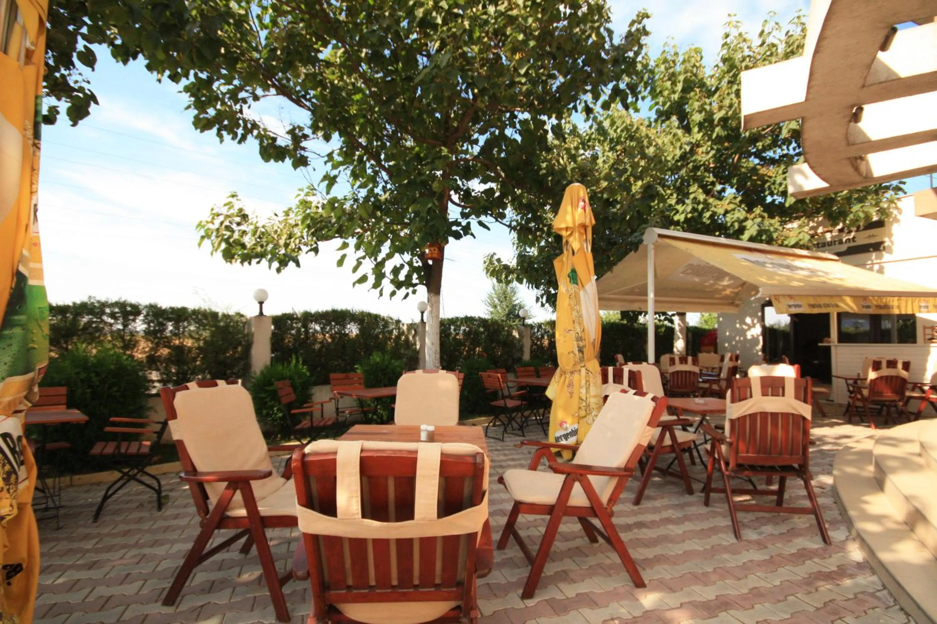 Restaurant/places to eat in Vila La Mer