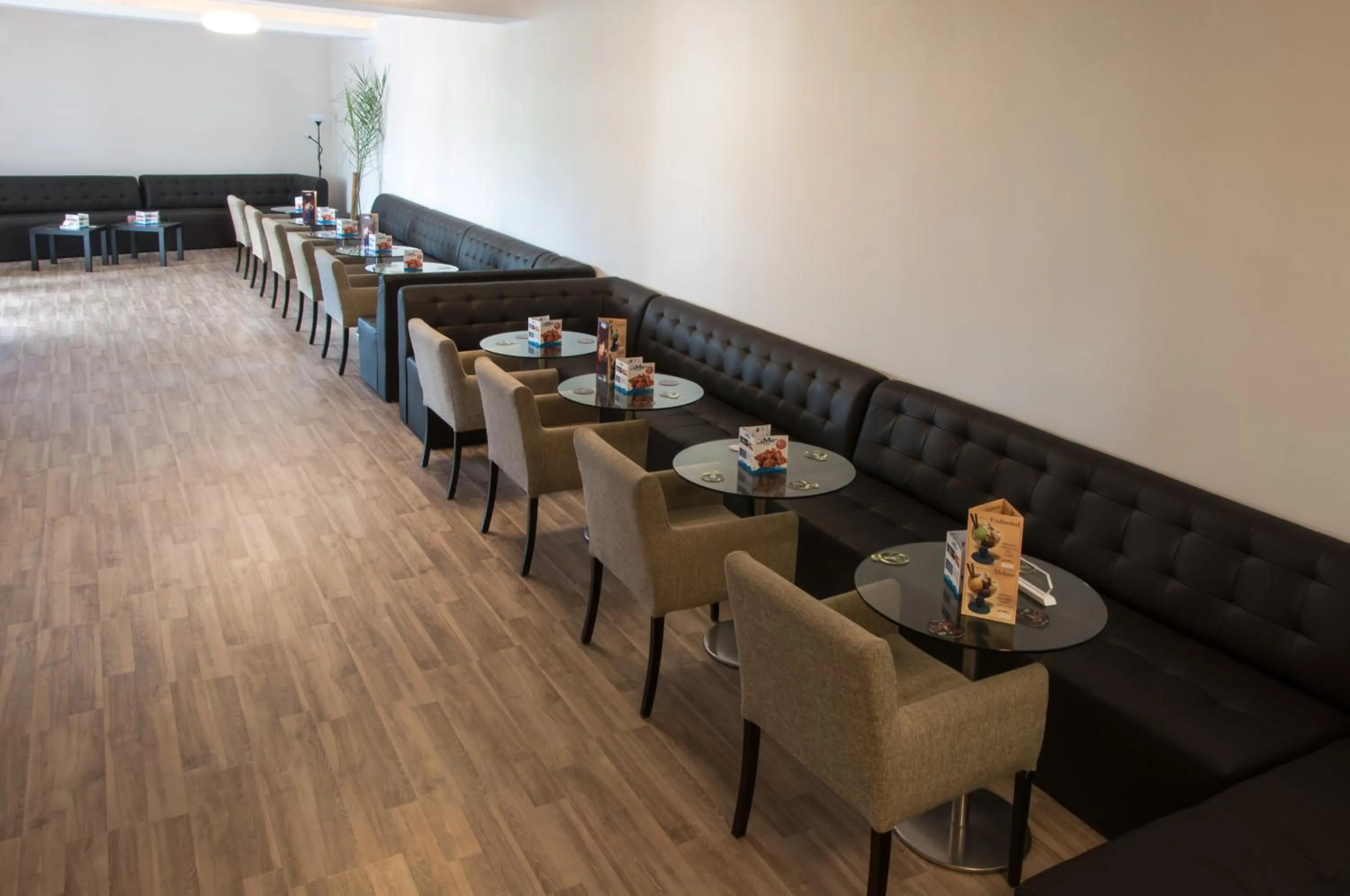 Restaurant/places to eat in Vila La Mer