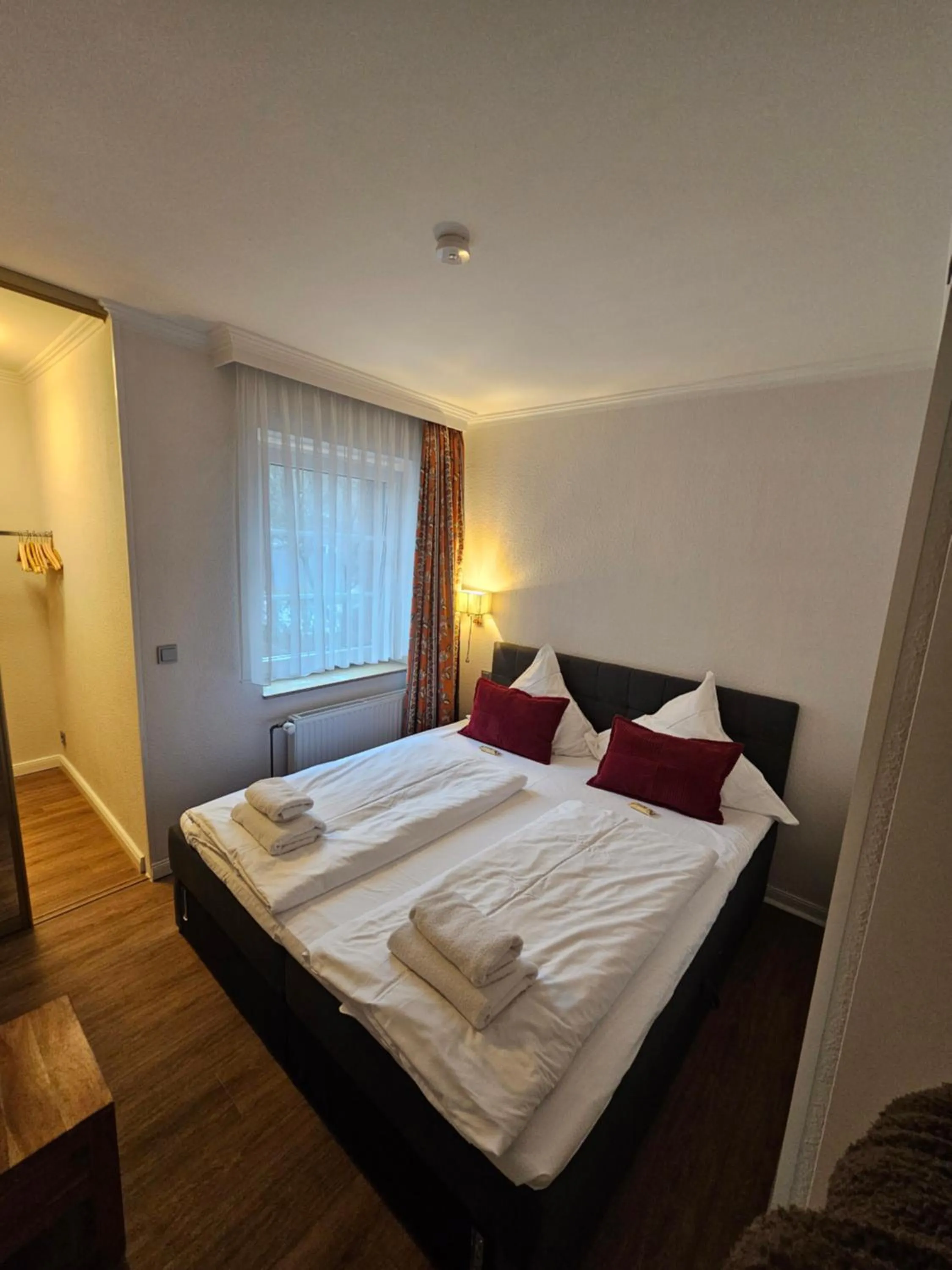 Photo of the whole room, Bed in Hotel Zum Zeppelin Hamburg