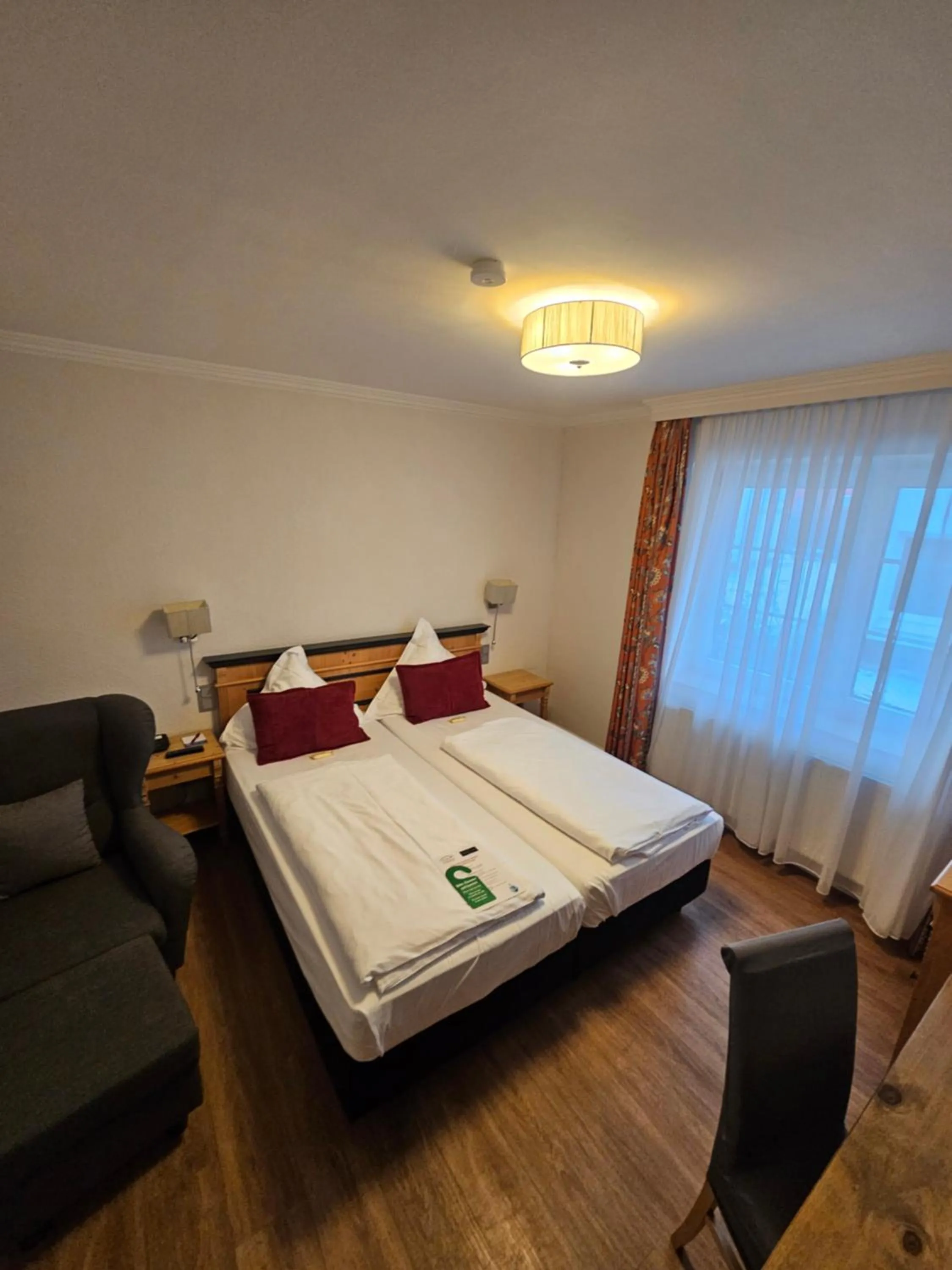 Photo of the whole room, Bed in Hotel Zum Zeppelin Hamburg