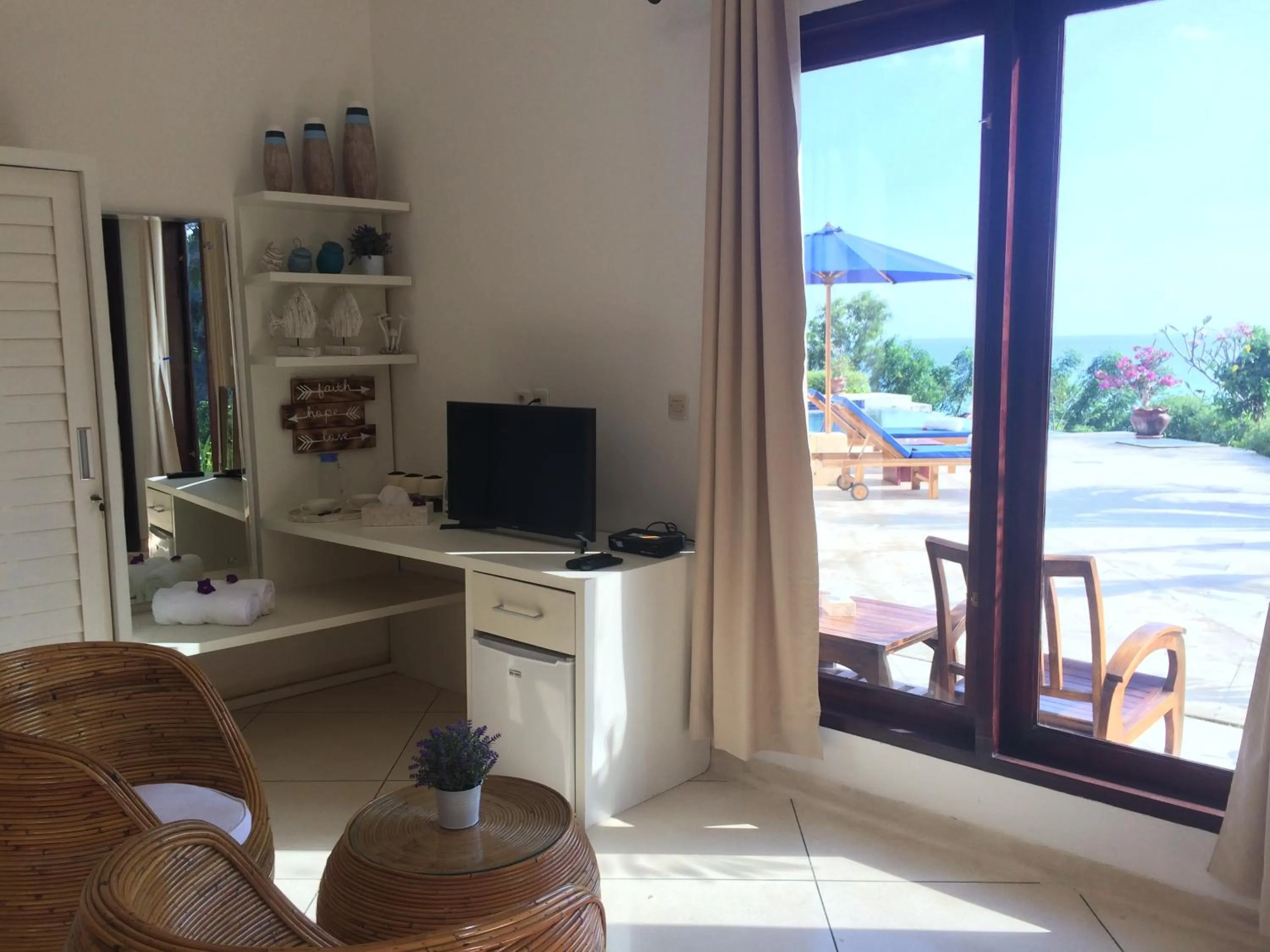 TV and multimedia in Villa Kipas Retreat