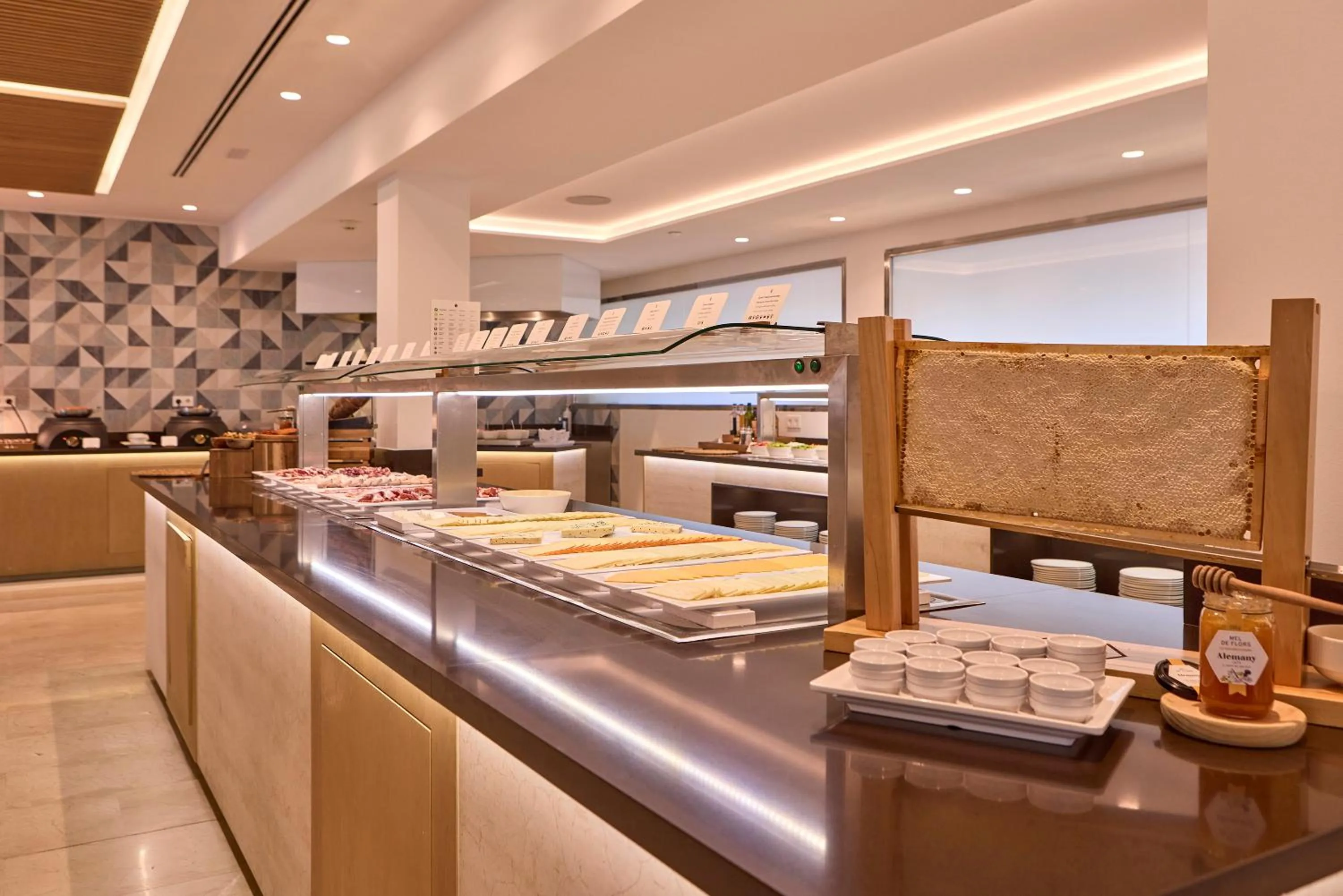 Buffet breakfast in Universal Grand León & Spa