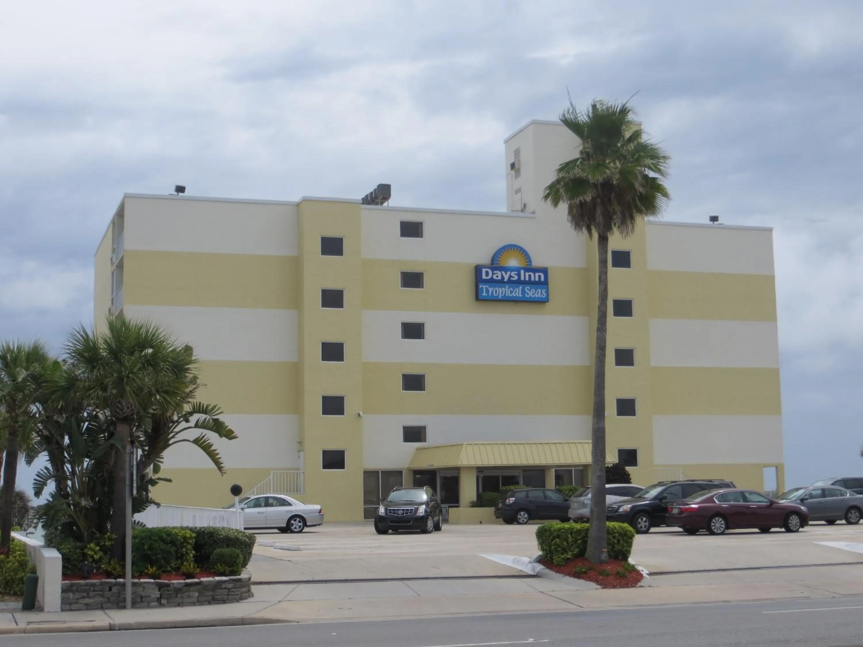 Facade/entrance in Days Inn by Wyndham Daytona Oceanfront