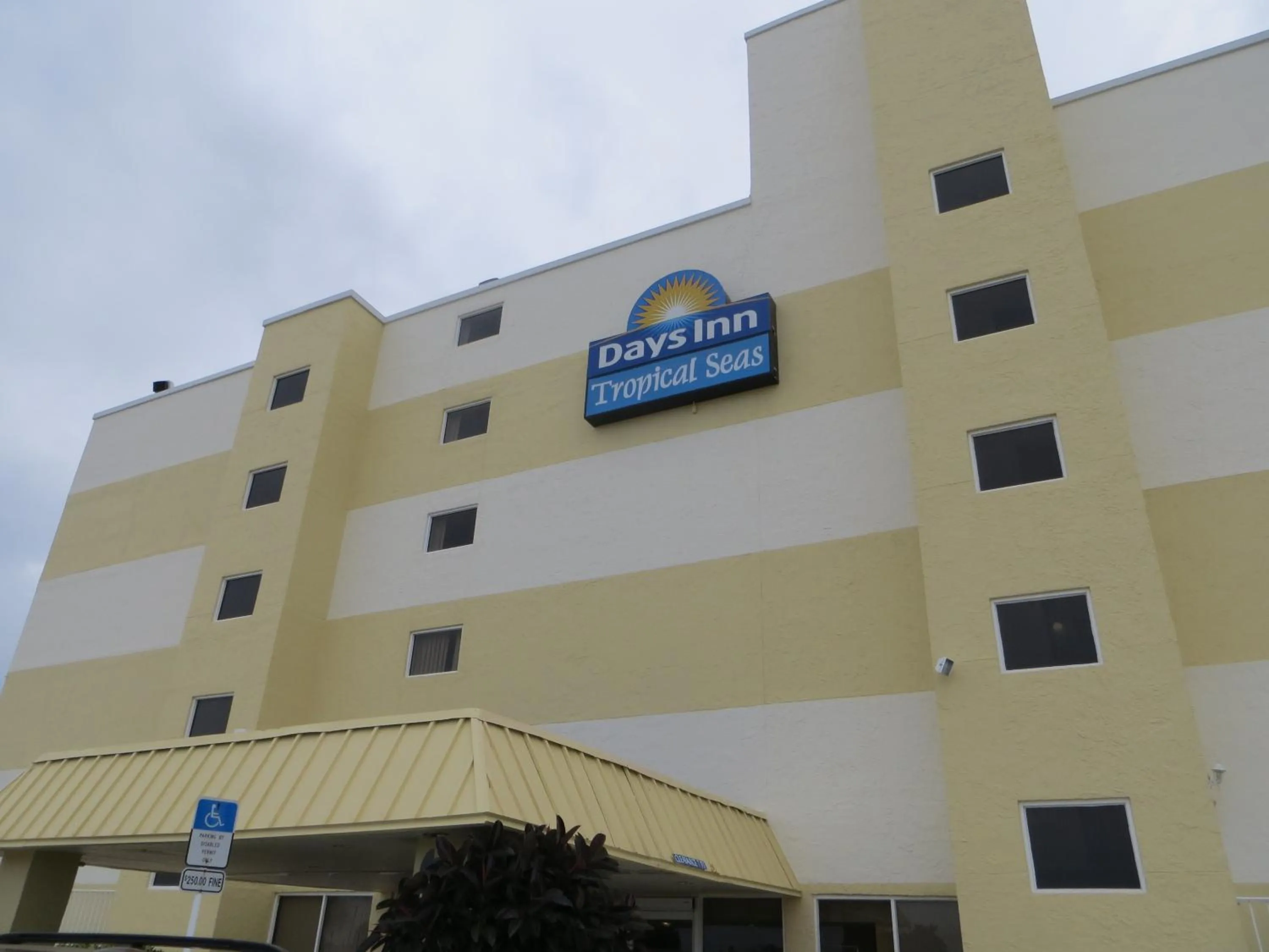 Facade/entrance in Days Inn by Wyndham Daytona Oceanfront