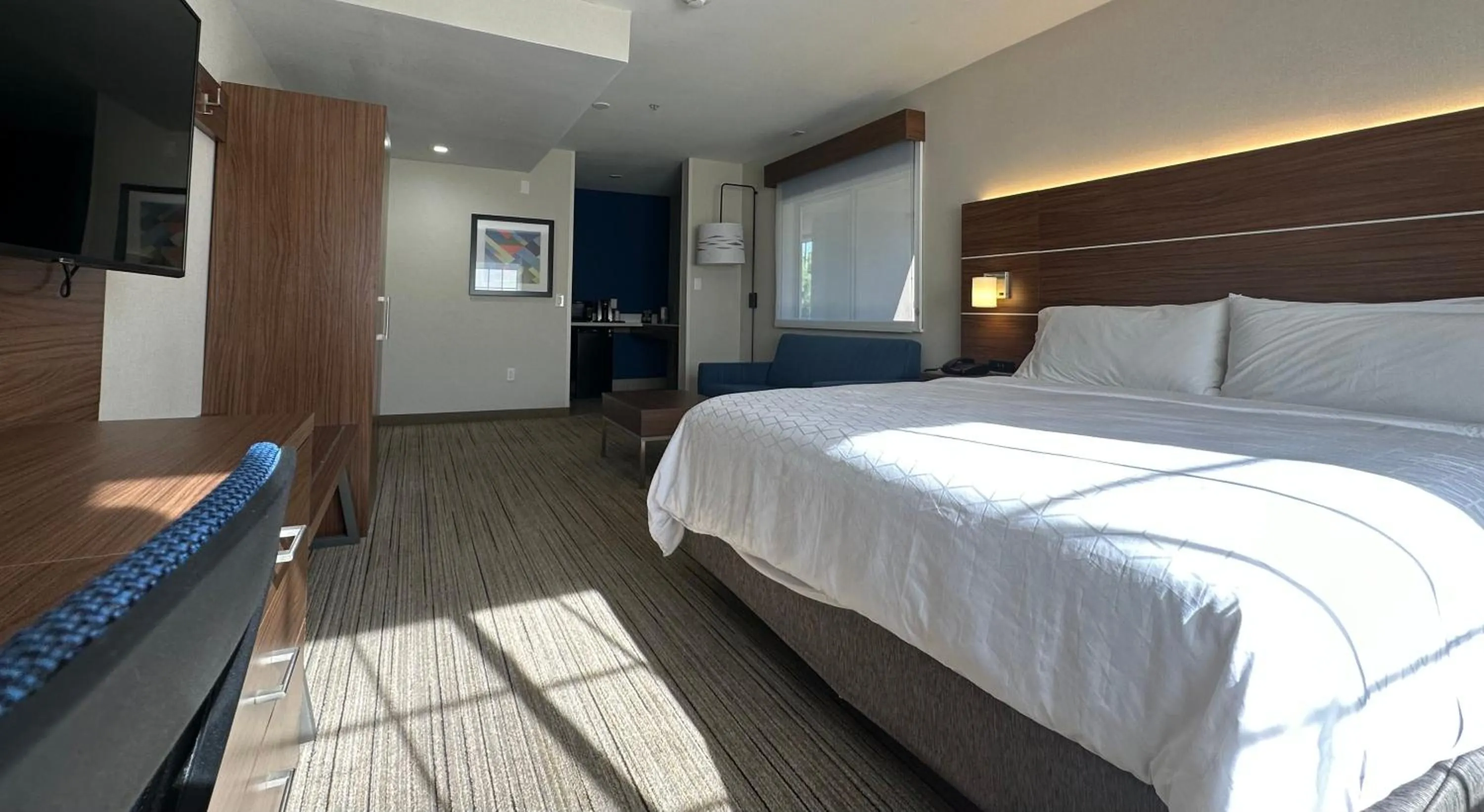 Photo of the whole room, Bed in Holiday Inn Express & Suites Mountain View Silicon Valley by IHG