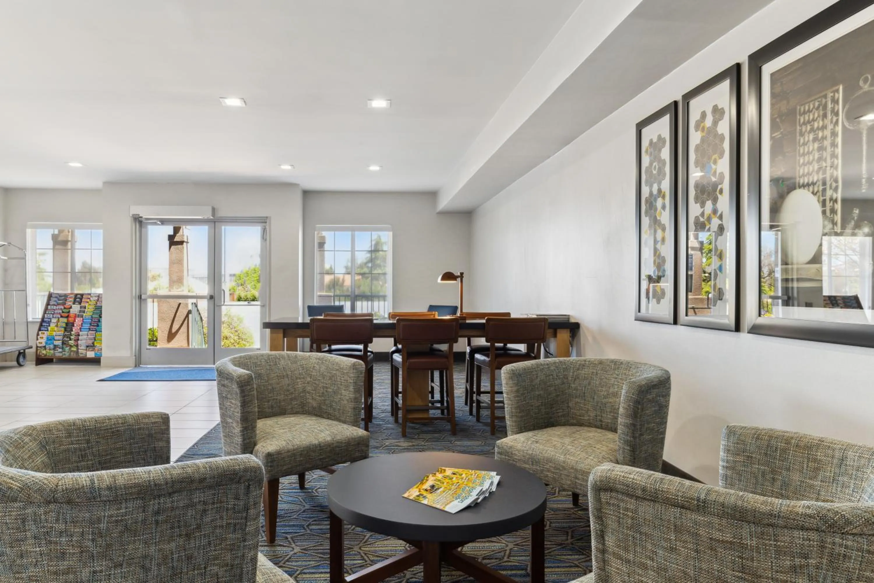 Lobby or reception in Holiday Inn Express & Suites Mountain View Silicon Valley by IHG