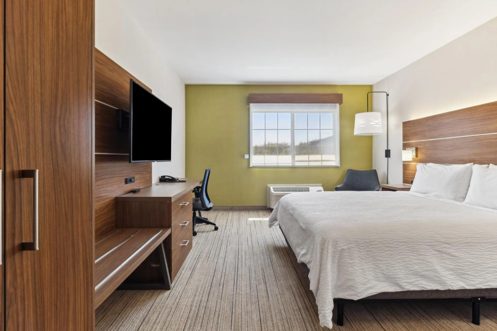 Photo of the whole room, Bed in Holiday Inn Express & Suites Mountain View Silicon Valley by IHG