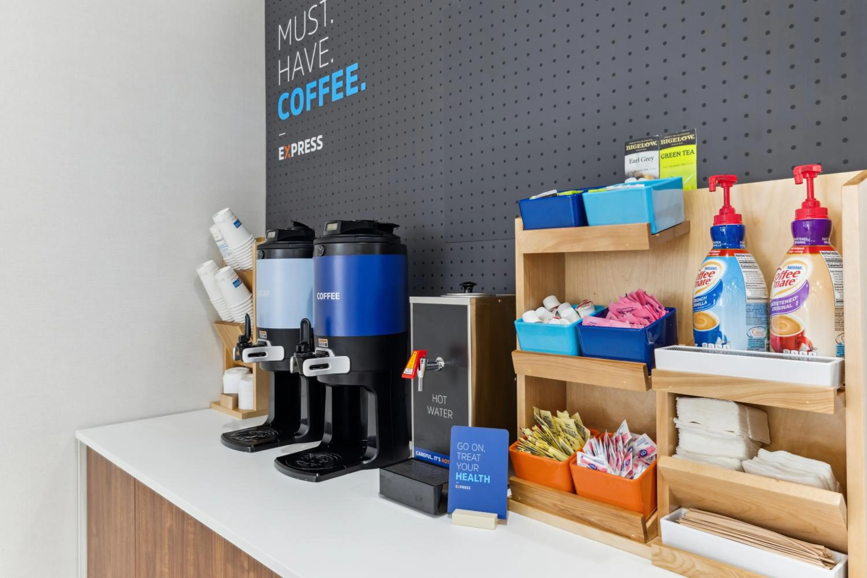 Coffee/tea facilities in Holiday Inn Express & Suites Mountain View Silicon Valley by IHG