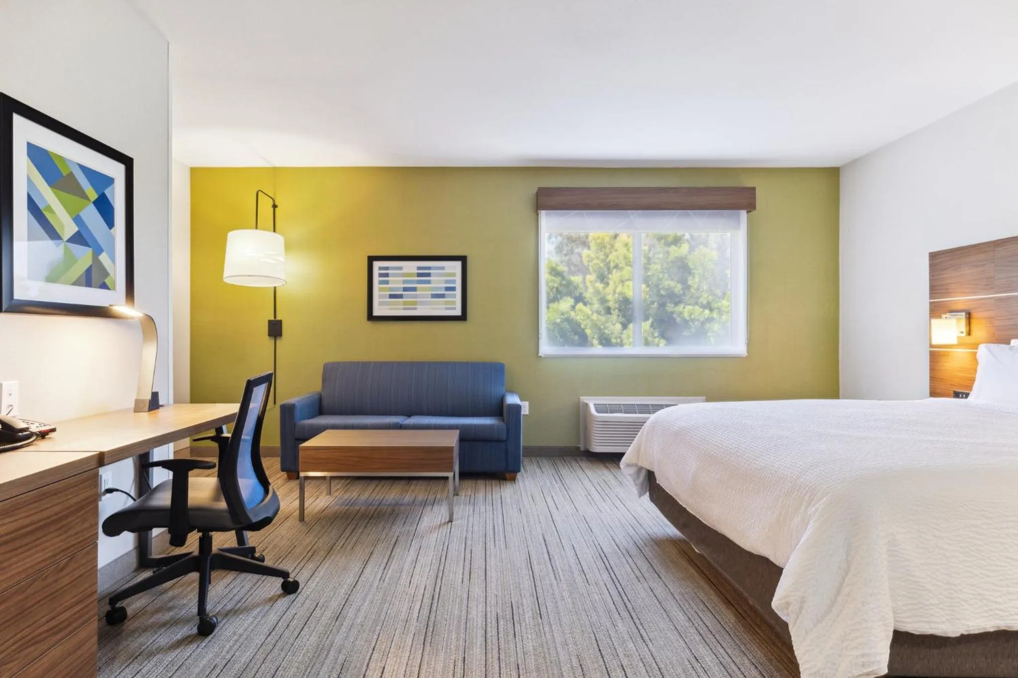 Photo of the whole room, Bed in Holiday Inn Express & Suites Mountain View Silicon Valley by IHG