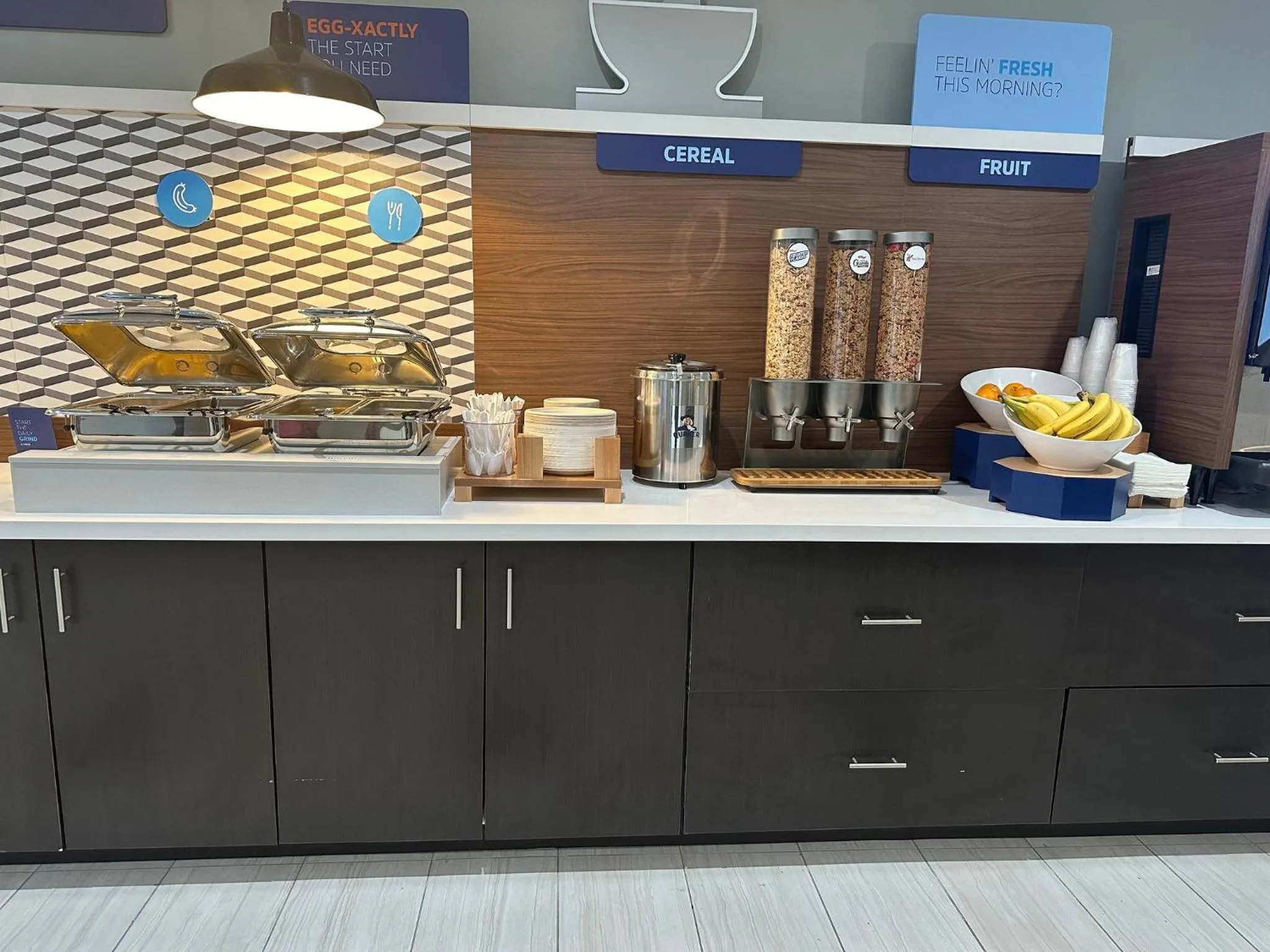 Breakfast in Holiday Inn Express & Suites Mountain View Silicon Valley by IHG