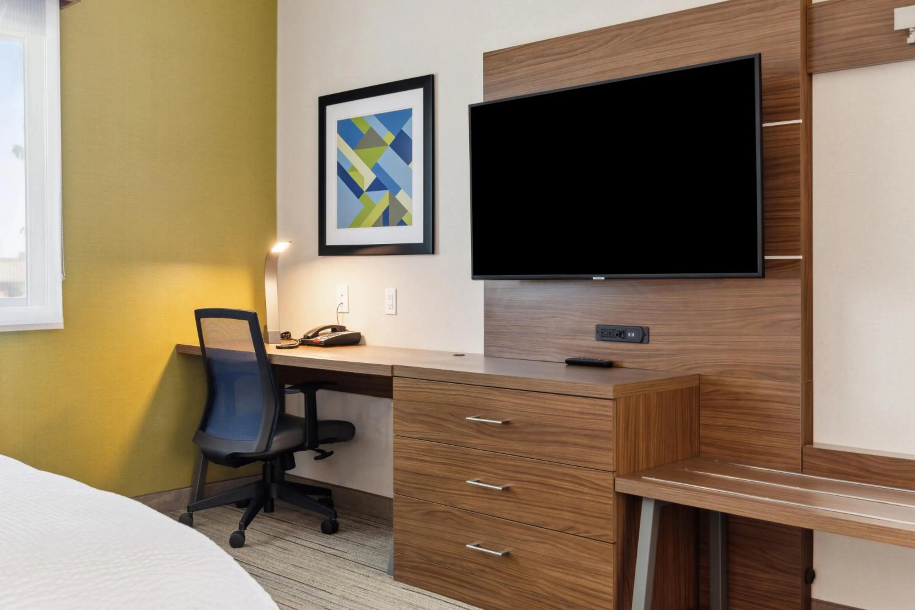 TV and multimedia, Bed in Holiday Inn Express & Suites Mountain View Silicon Valley by IHG