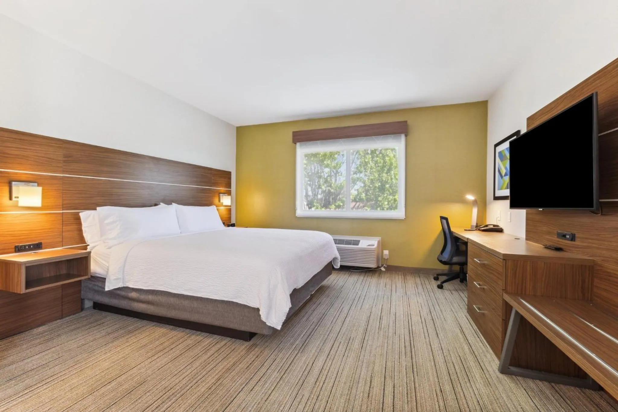 Photo of the whole room, Bed in Holiday Inn Express & Suites Mountain View Silicon Valley by IHG