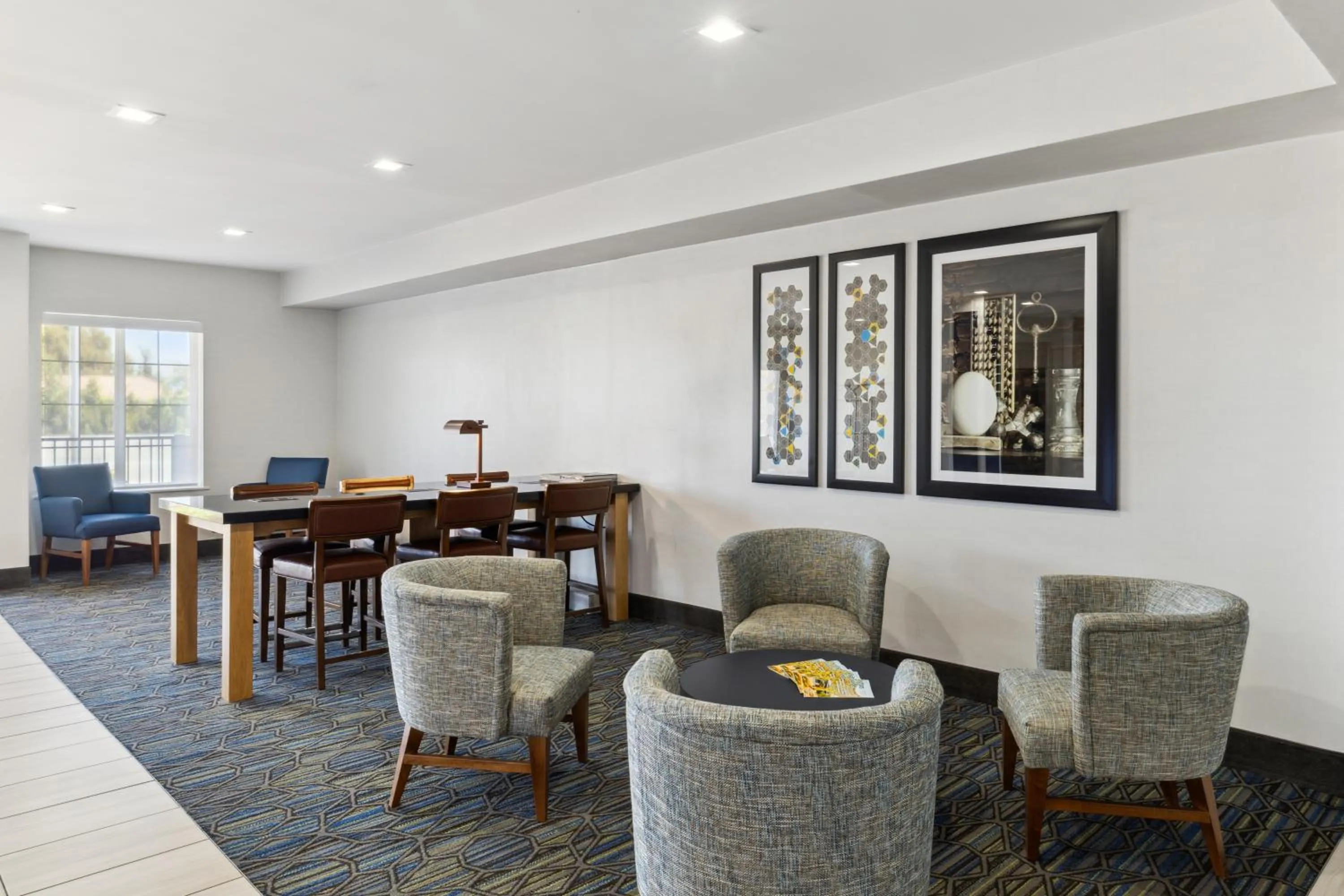 Lobby or reception in Holiday Inn Express & Suites Mountain View Silicon Valley by IHG