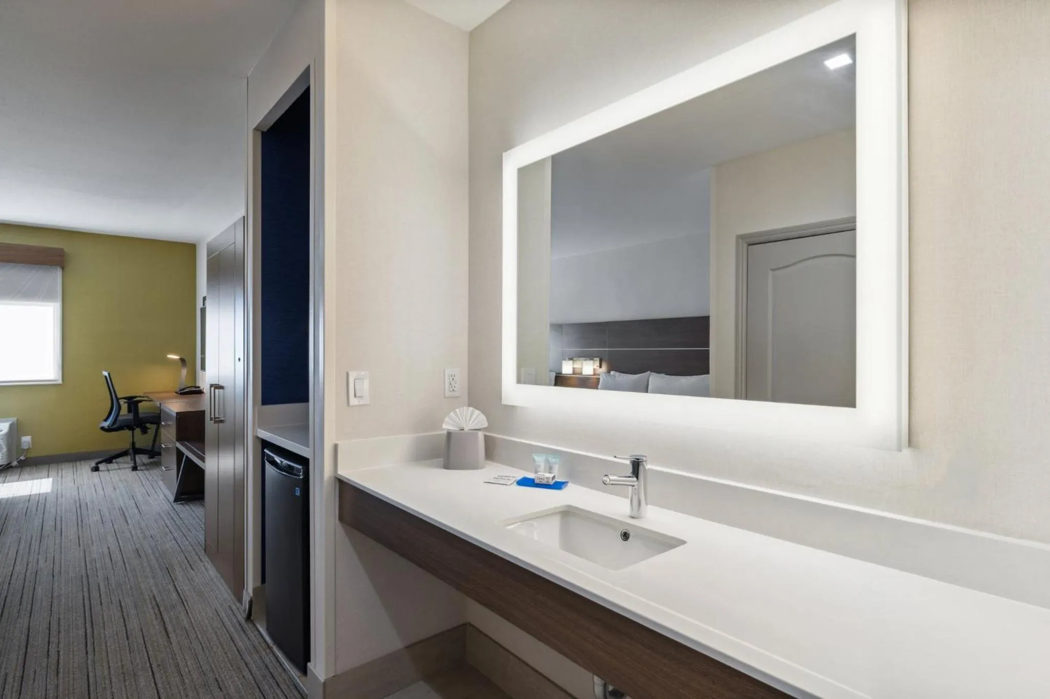 Bedroom in Holiday Inn Express & Suites Mountain View Silicon Valley by IHG