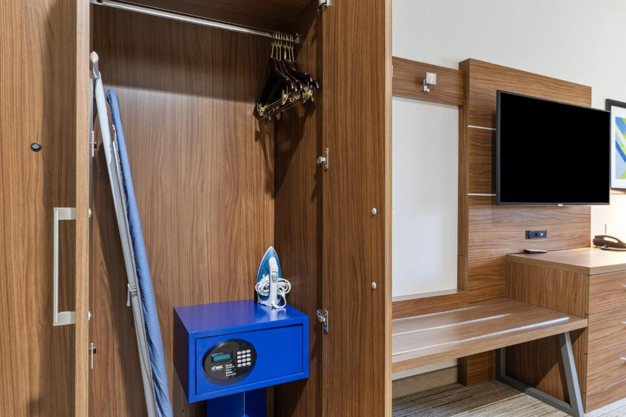 Bedroom in Holiday Inn Express & Suites Mountain View Silicon Valley by IHG