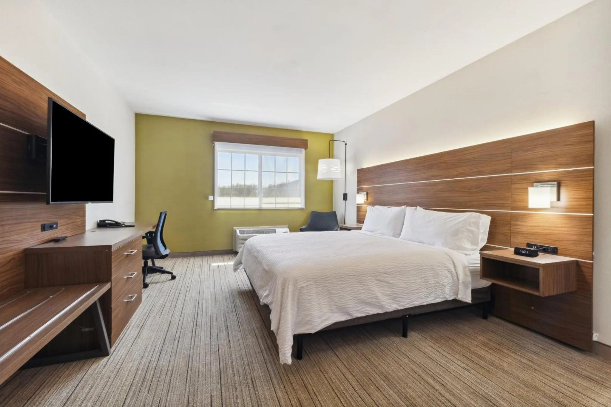 Photo of the whole room, Bed in Holiday Inn Express & Suites Mountain View Silicon Valley by IHG
