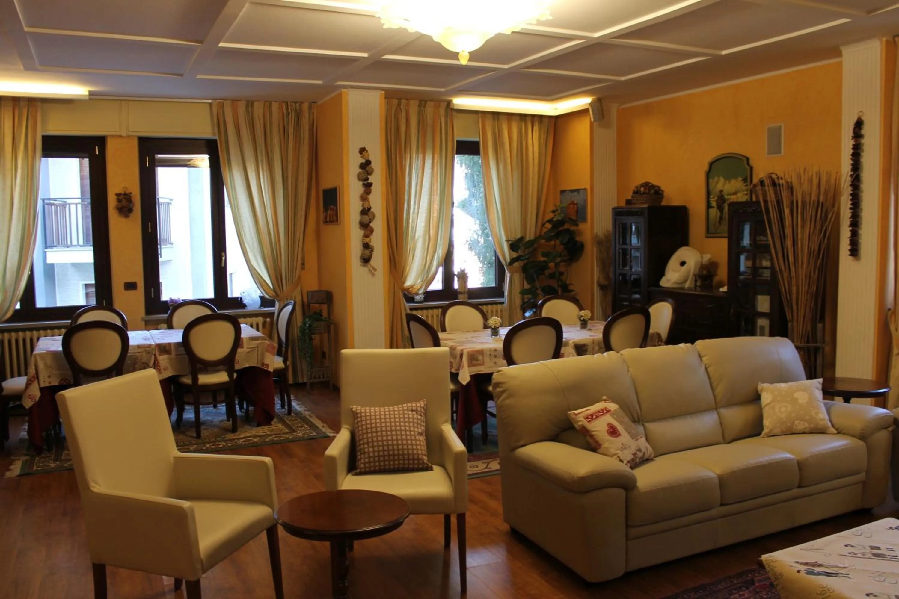Communal lounge/ TV room in Grand Hotel Principe