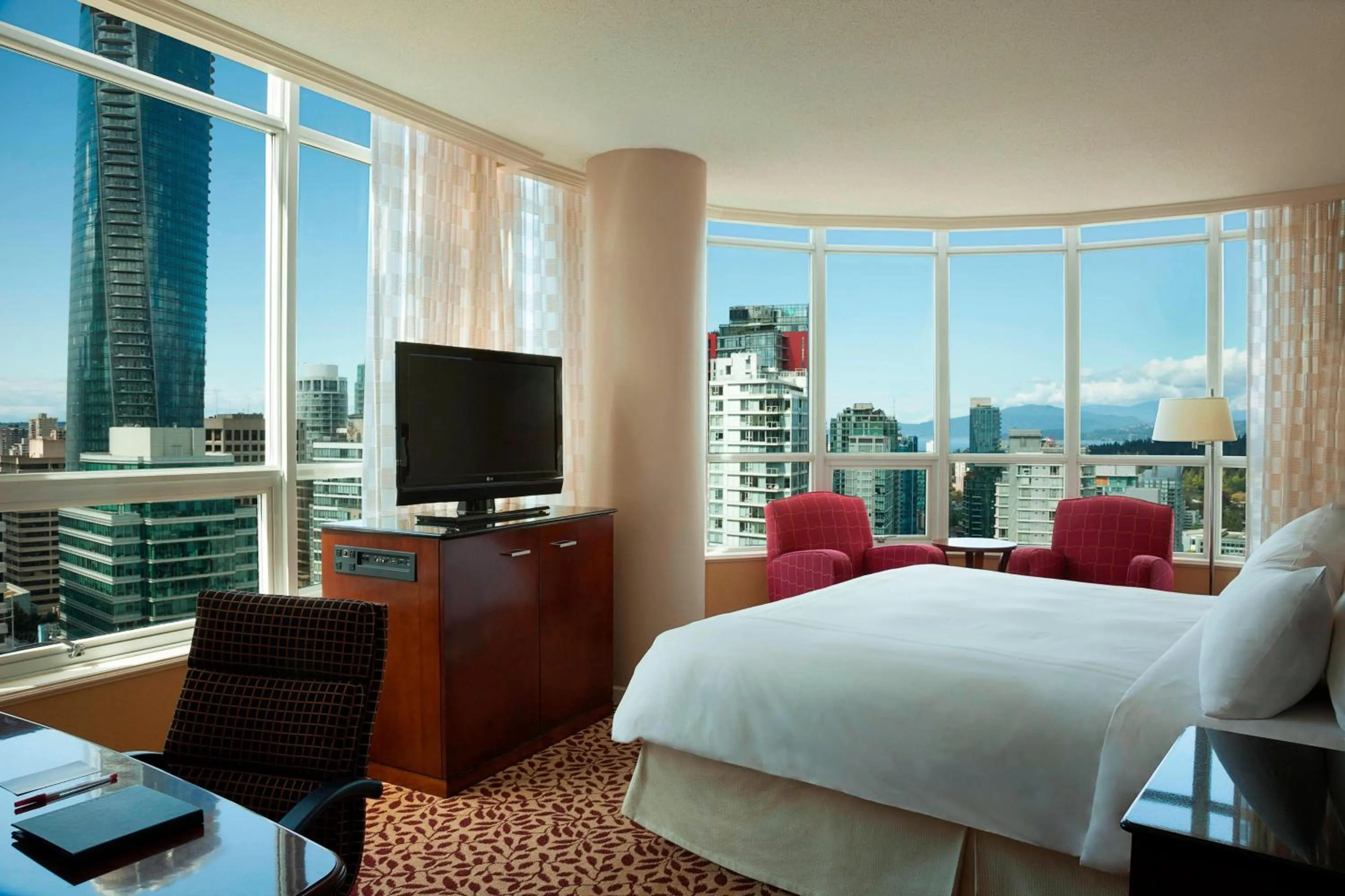 Photo of the whole room, Bed in Vancouver Marriott Pinnacle Downtown Hotel