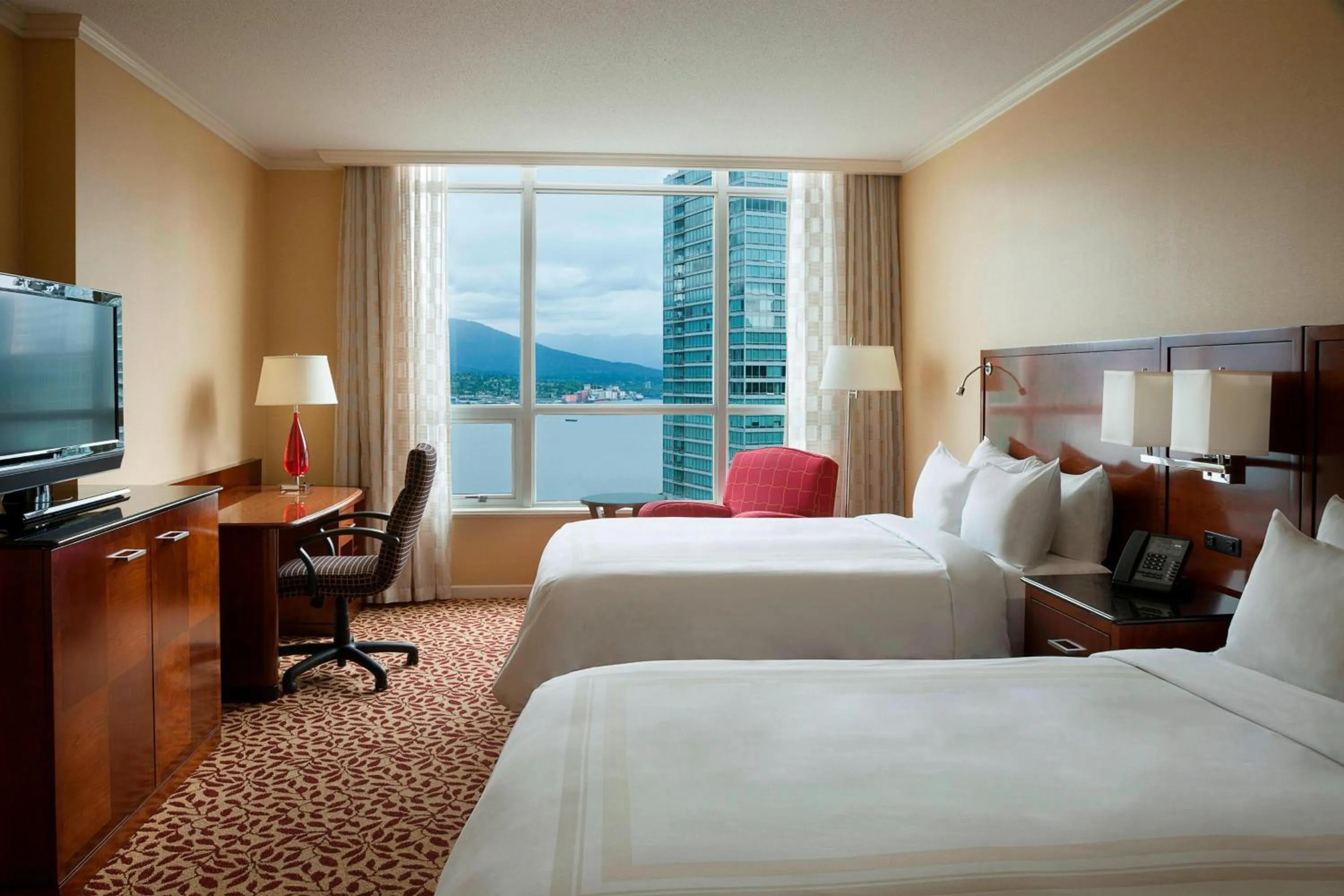 Photo of the whole room, Bed in Vancouver Marriott Pinnacle Downtown Hotel