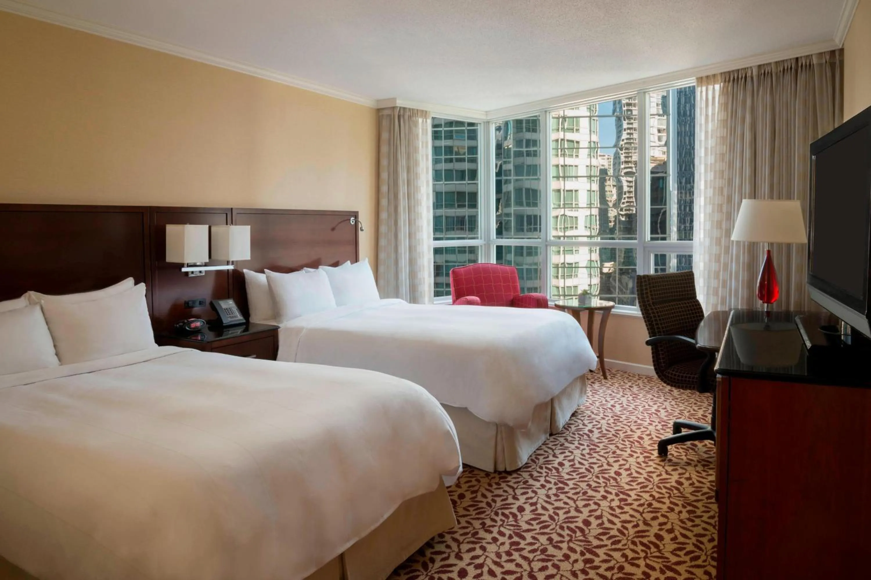 Photo of the whole room, Bed in Vancouver Marriott Pinnacle Downtown Hotel