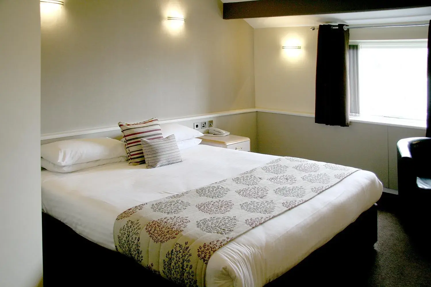 Double Room in Damon’s Hotel Double Room in Damon’s Hotel