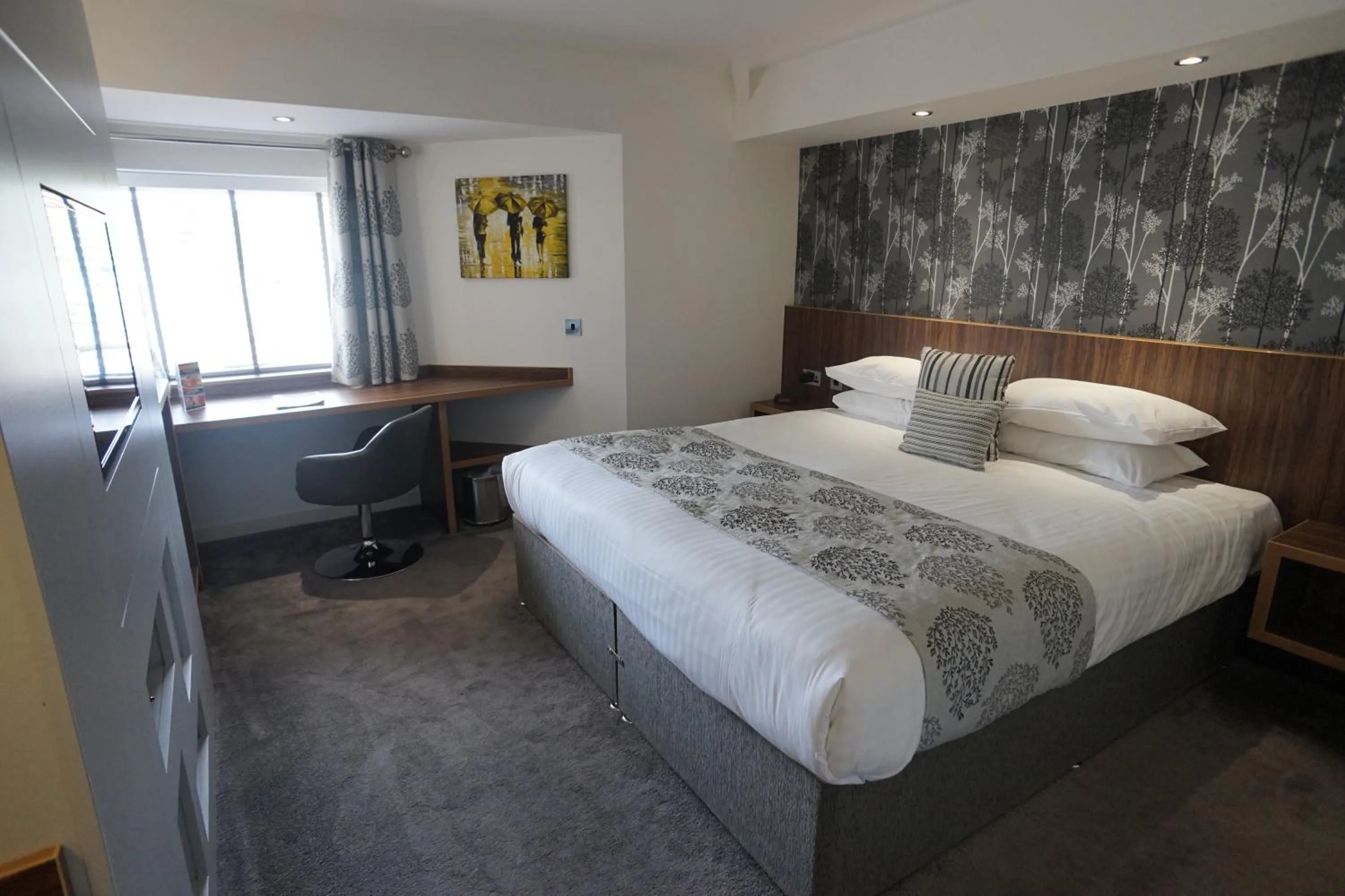 Shower, Bed in Damon’s Hotel