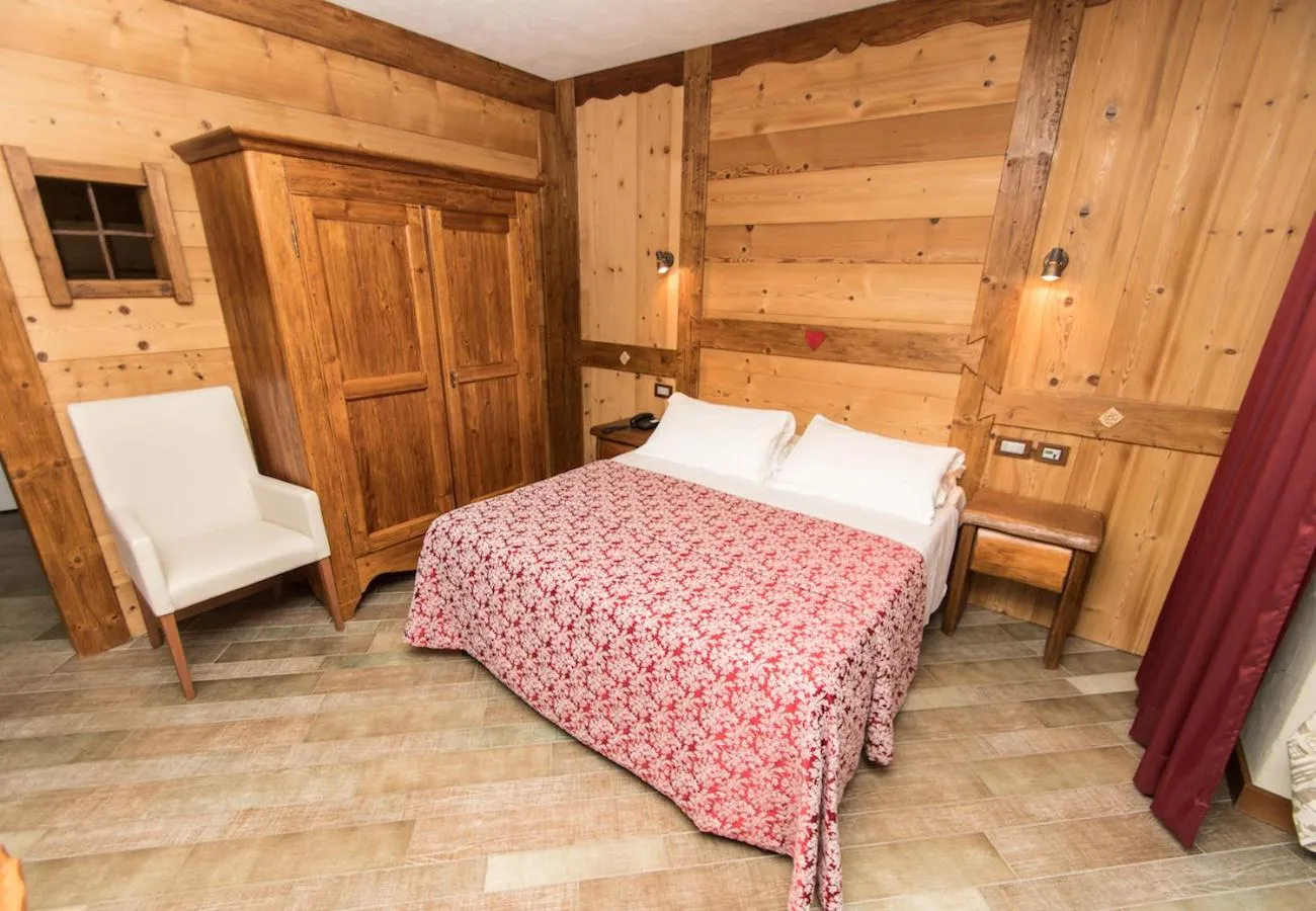 Bed in Limone Palace Aparthotel