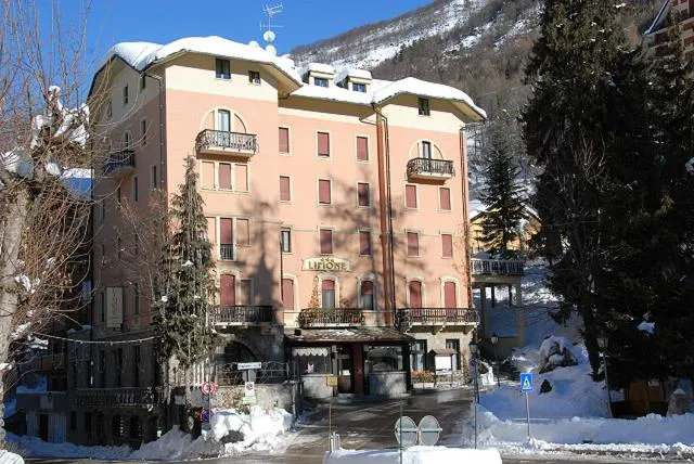 Facade/entrance in Limone Palace Aparthotel