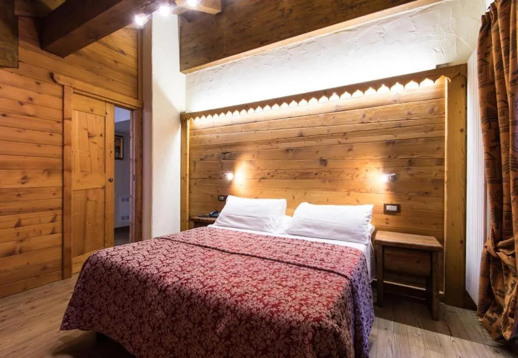 Bed in Limone Palace Aparthotel