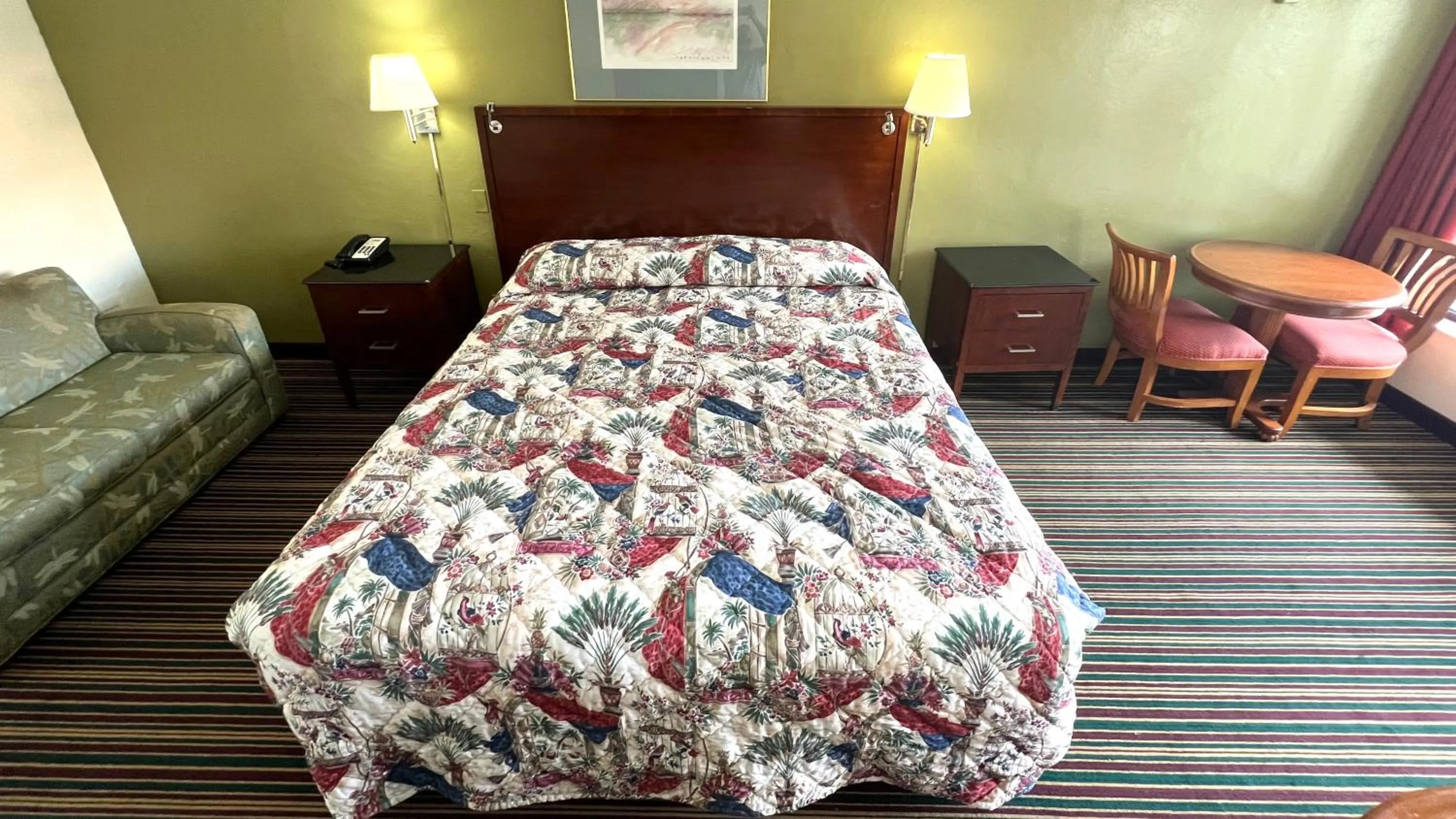 Bed in Gulf Way Inn Clearwater